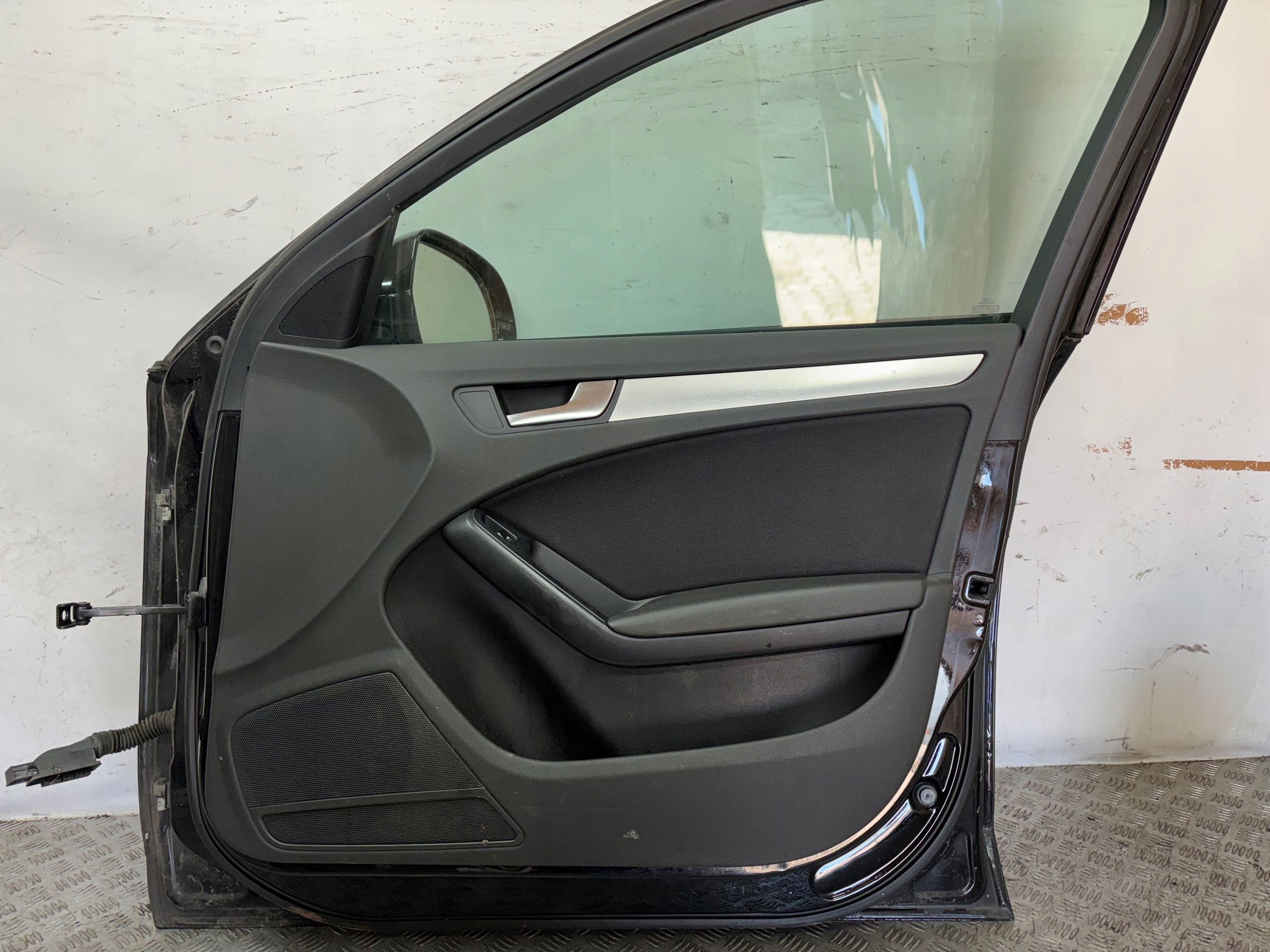 PRAVE PREDNE DVERE ZRKADLO AUDI A4 B8