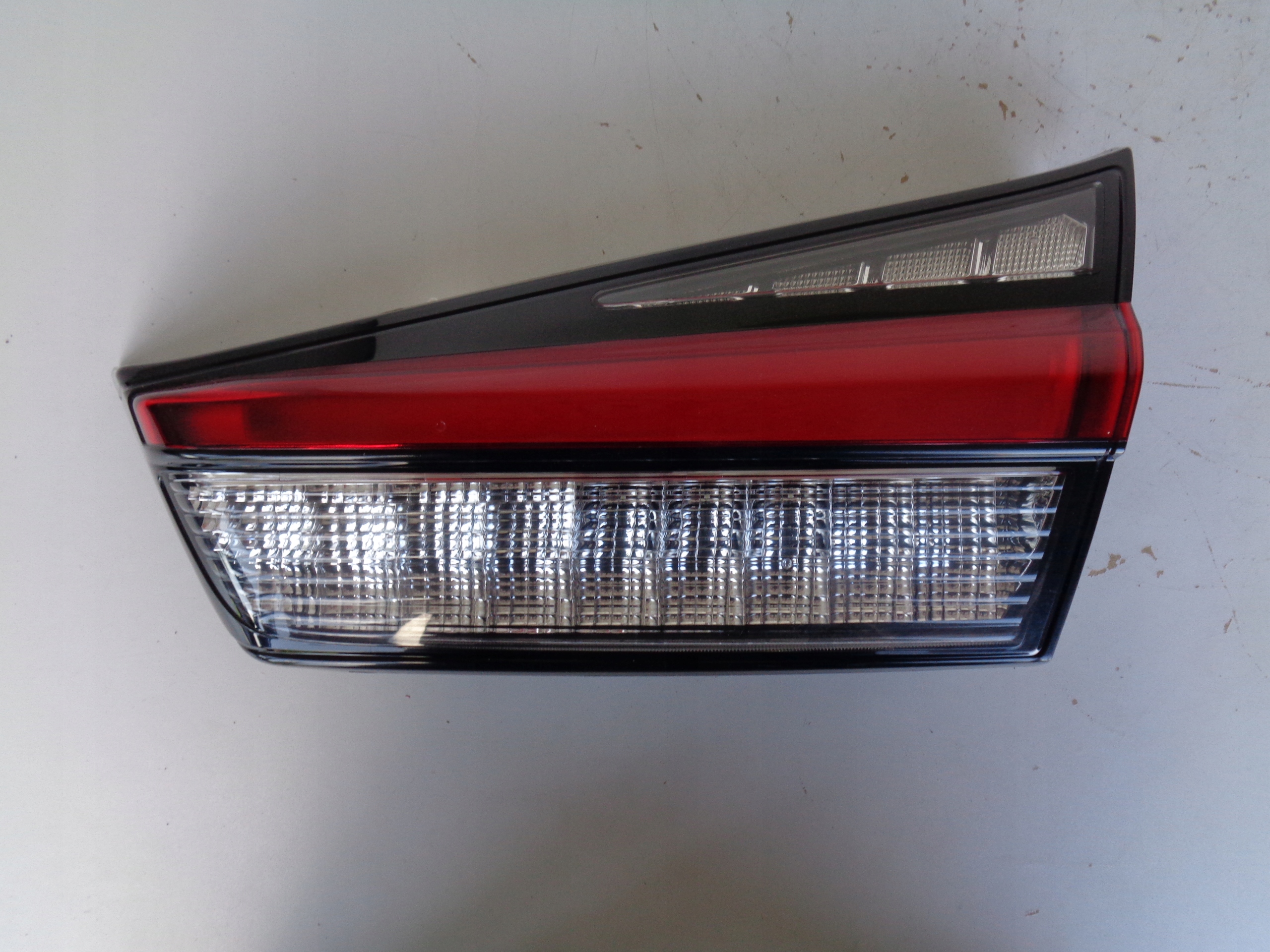 PRAVE ZADNE SVETLO V KAPOTE MITSUBISHI ASX 20- LED