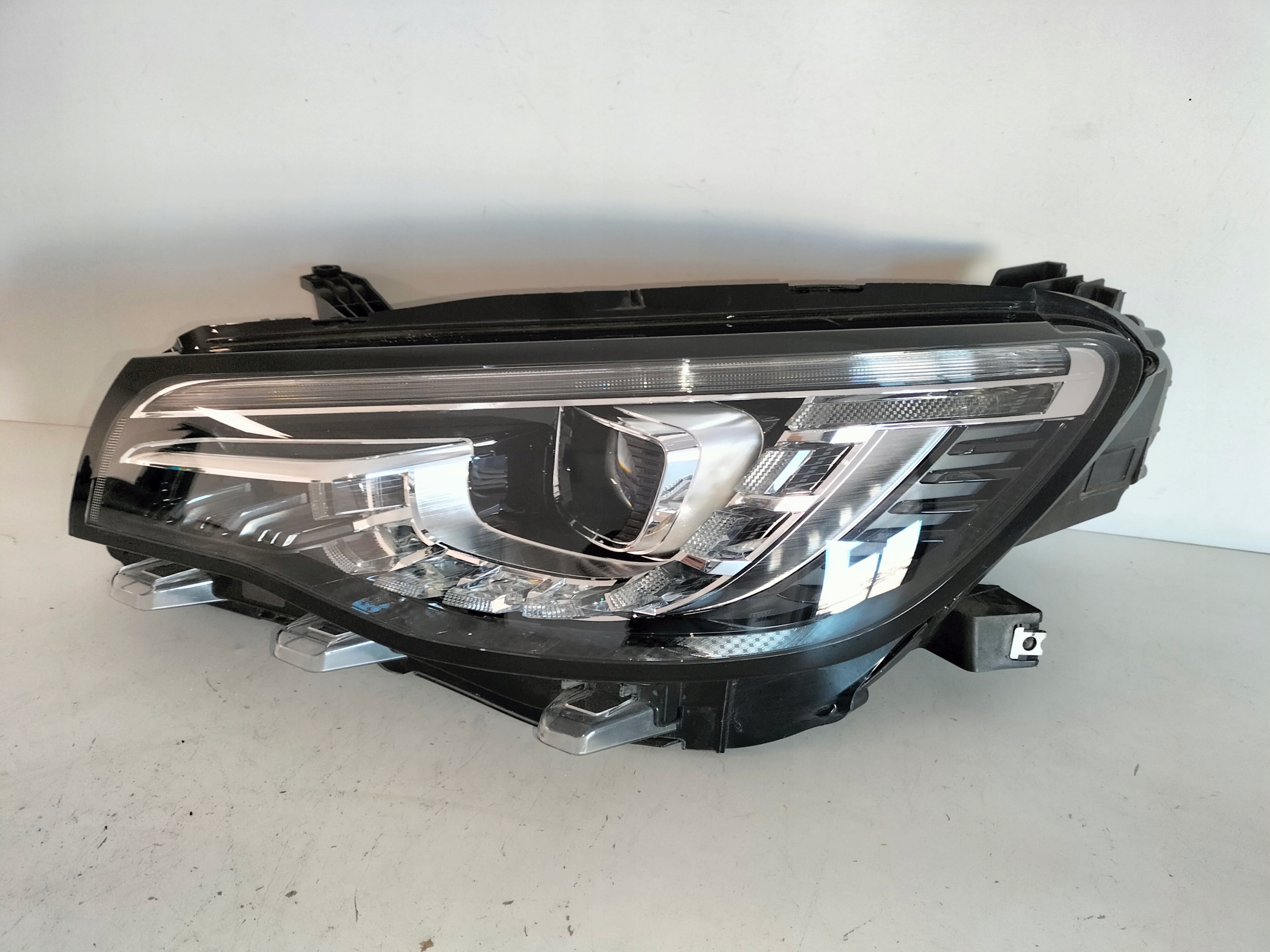 LAVE PREDNE SVETLO MG HS 18- FULL LED SAIC LIGHT TECHNOLOGY