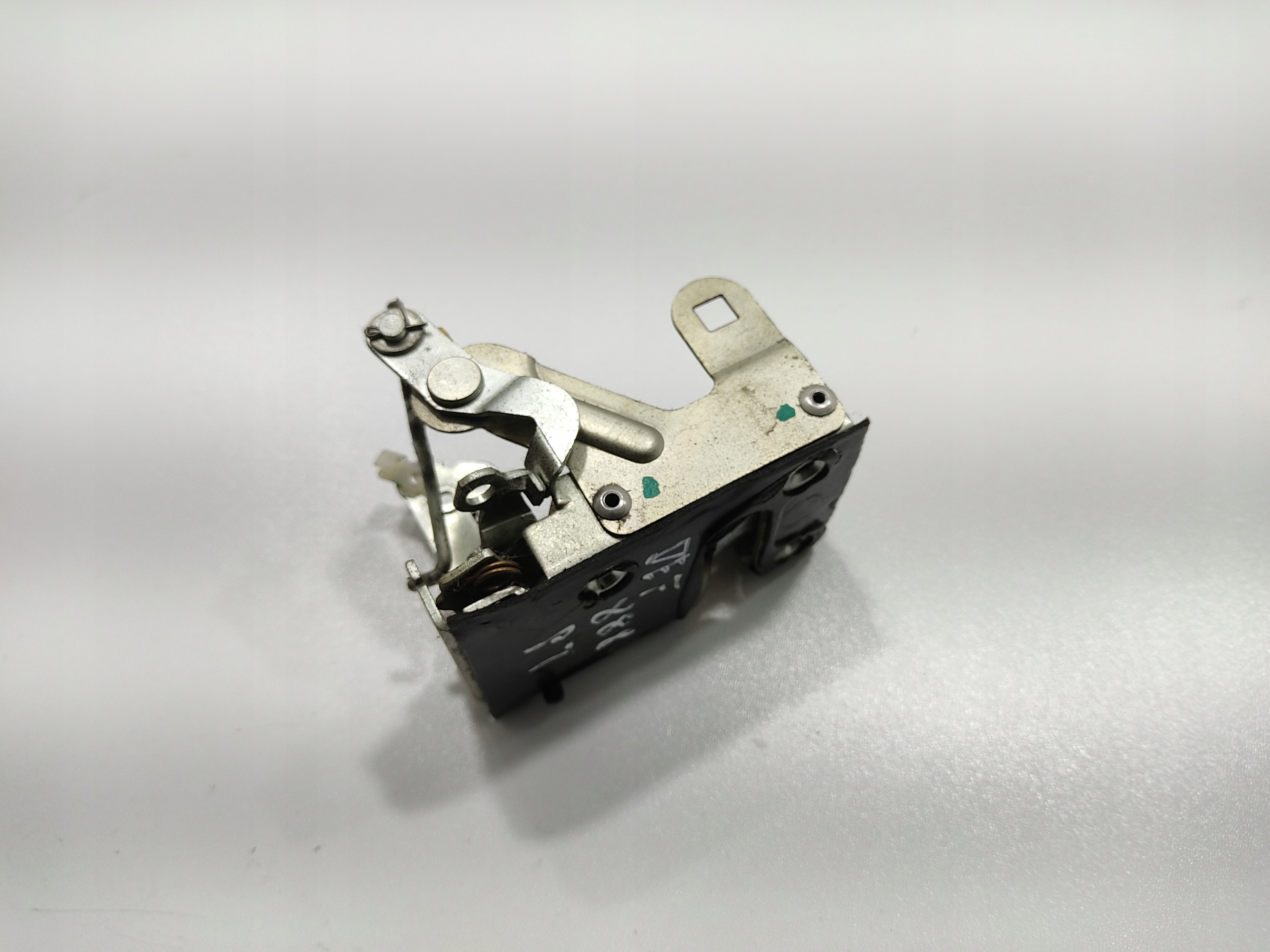 ZAMOK PRAVYCH ZADNYCH DVERI LAND ROVER DEFENDER 1999-2014 EUROPA
