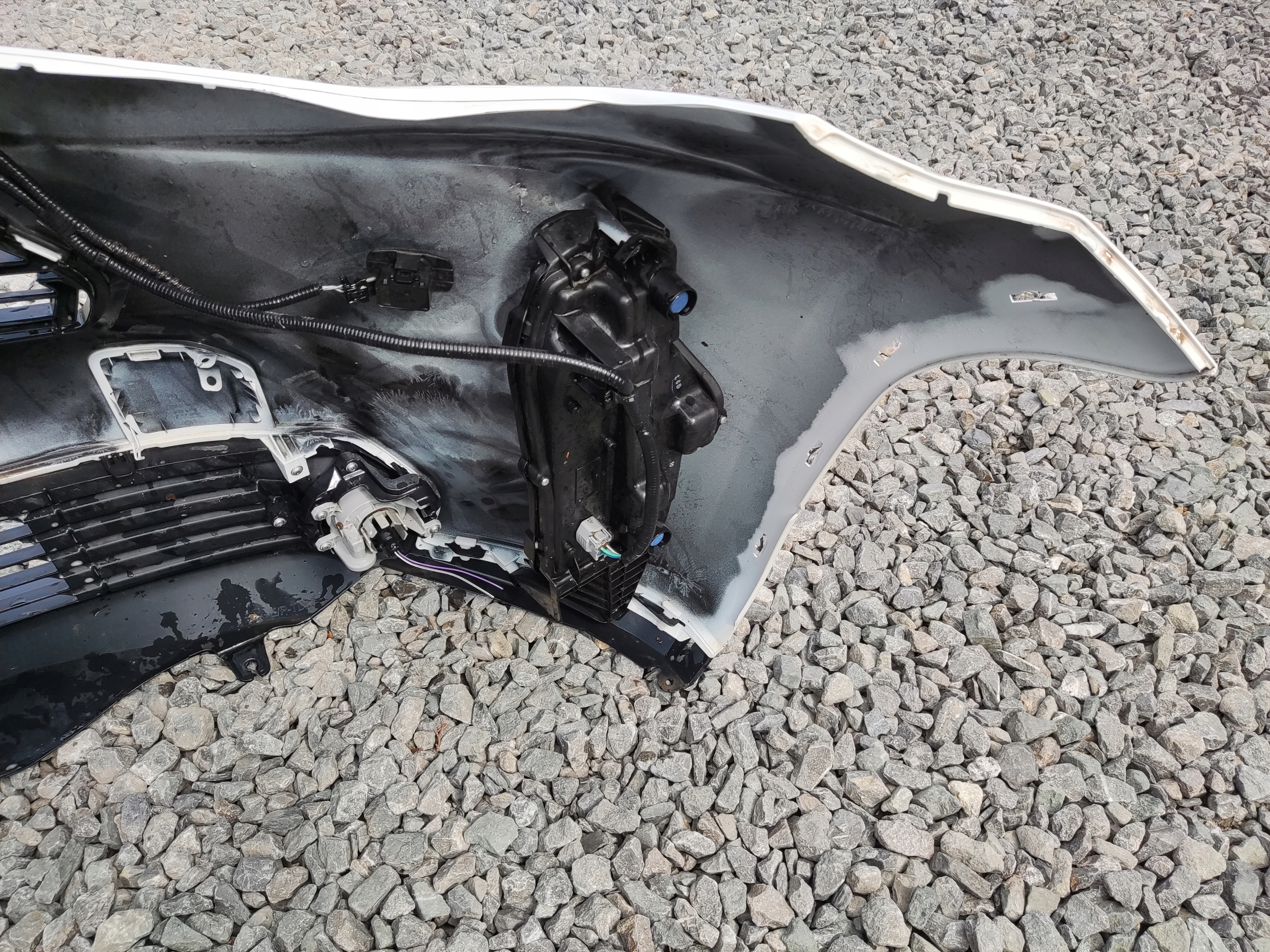 PREDNÝ NÁRAZNÍK KOMPLETNY PDC SENZORY TOYOTA YARIS CROSS 2020-2025 HYBRID