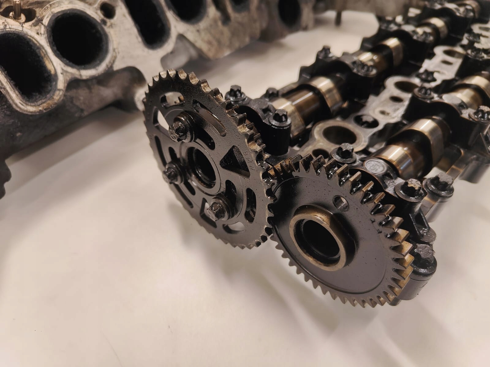 BMW e60 e90 e87 N47D20A 7797678 HLAVA KOMPLET VAČKY VENTILY