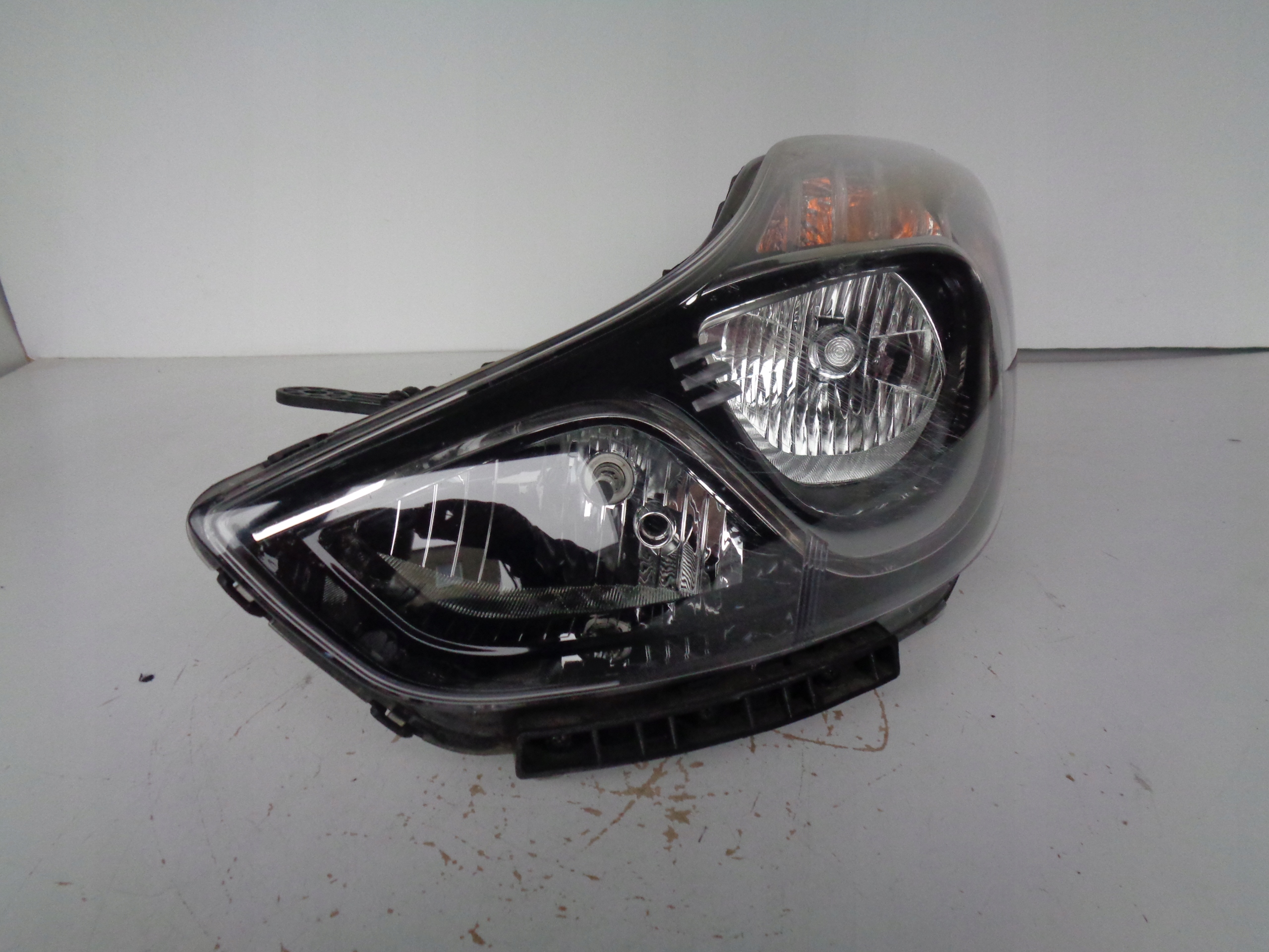 LAVE PREDNE SVETLO HYUNDAI IX20 10-