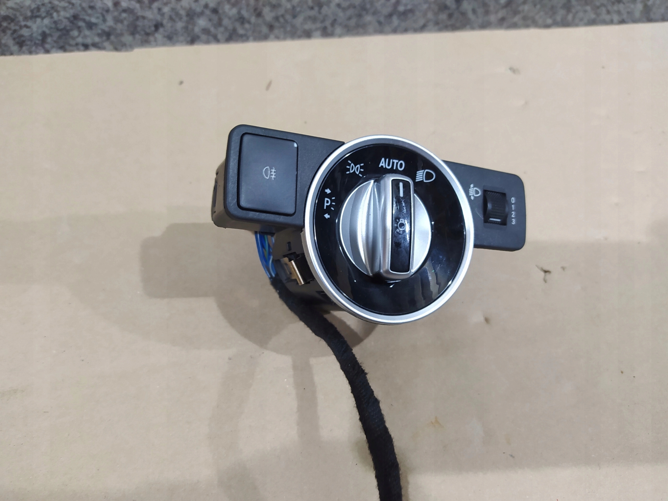 VYPÍNAČ SVETIEL MERCEDES W117 A2049053103