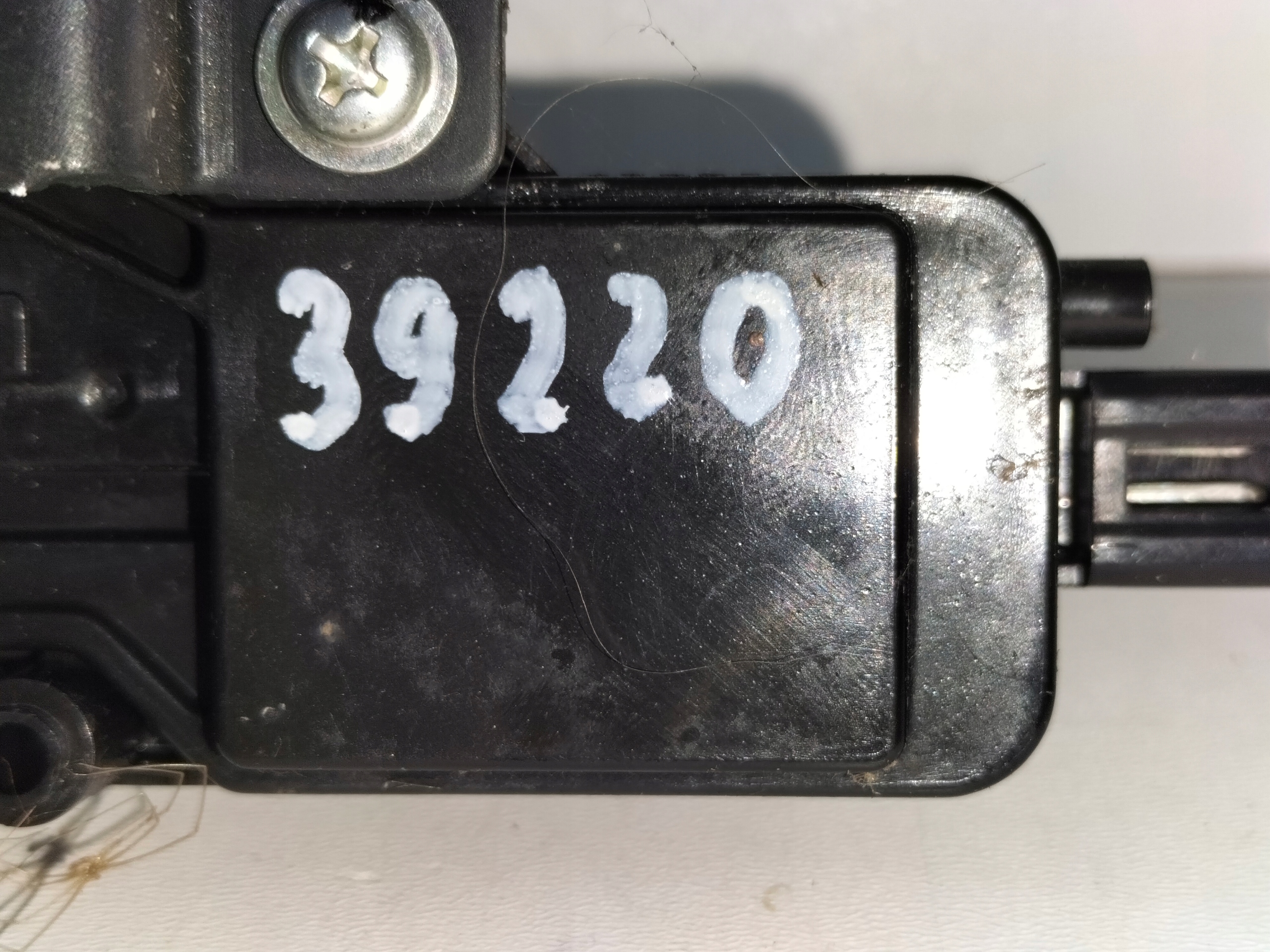 ZAMOK ZADNEJ KAPOTY KUFRA tył MAZDA 3 BK 03-06 SEDAN