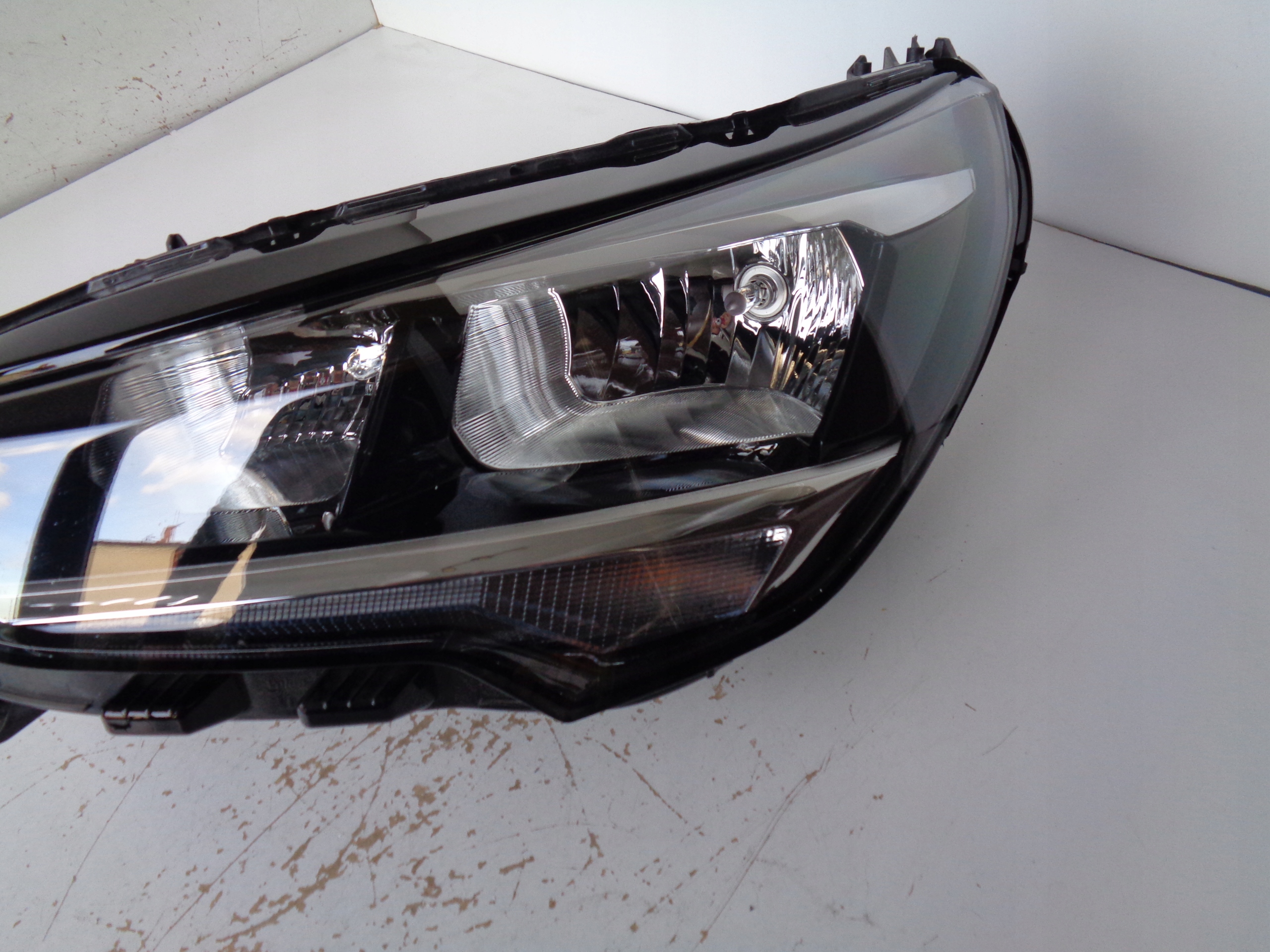 LAVE PREDNE SVETLO OPEL CORSA F 19-