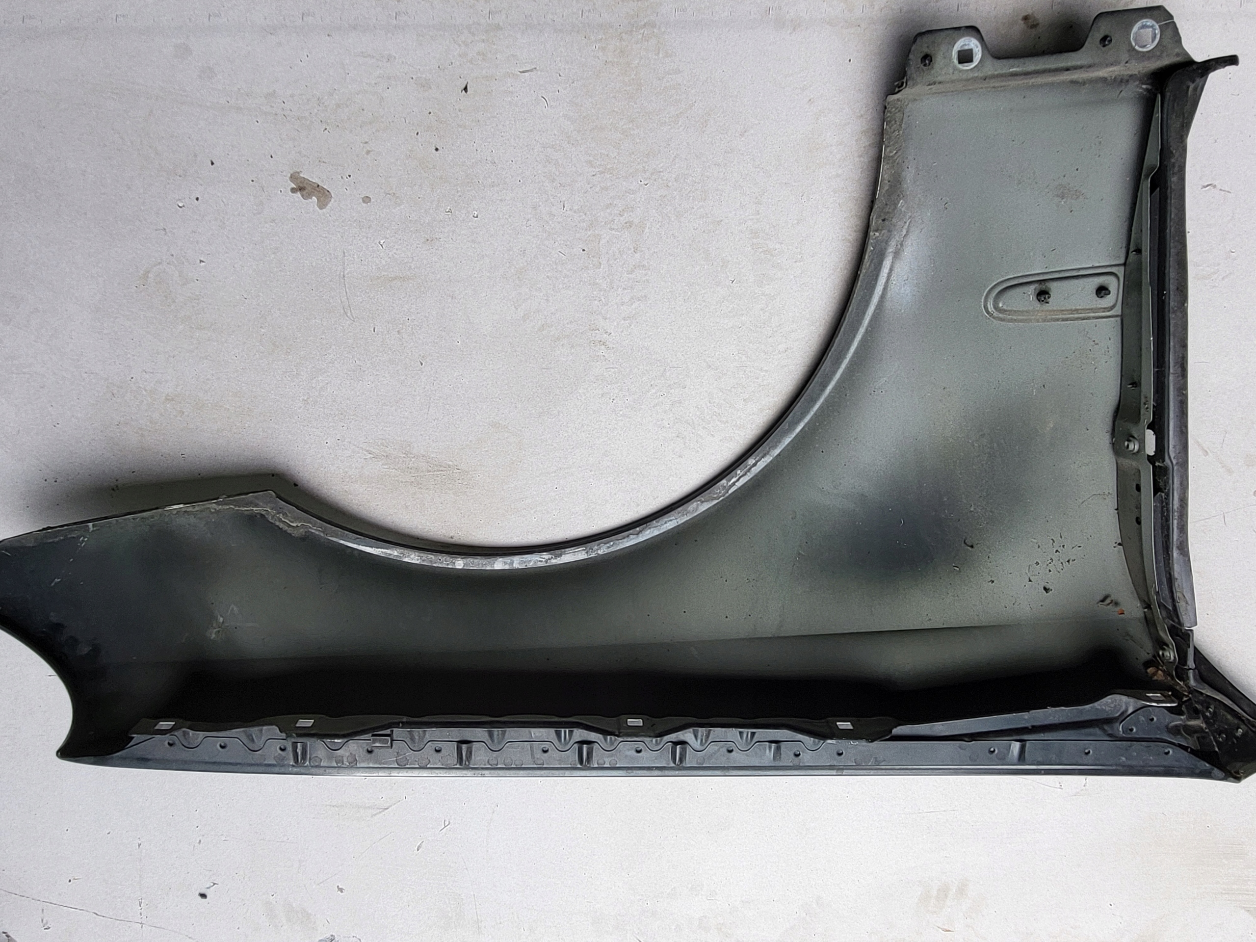 ĽAVÝ PREDNÝ BLATNÍK MERCEDES E KLASA 211 W211 02-09