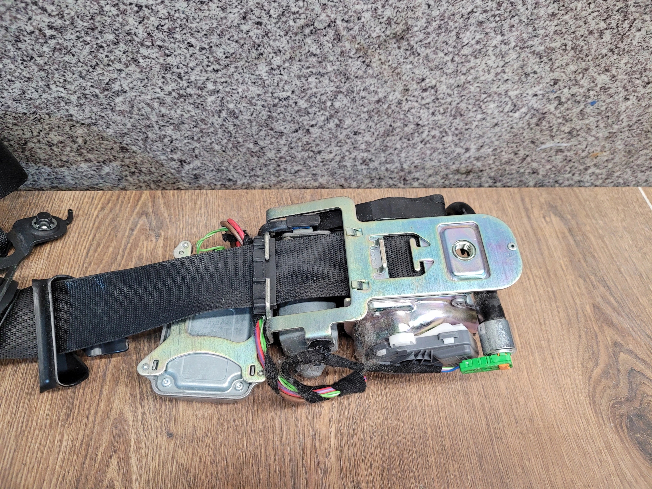 MERCEDES W204 PRAVY PREDNY BEZPECNOSTNY PAS 607565100E