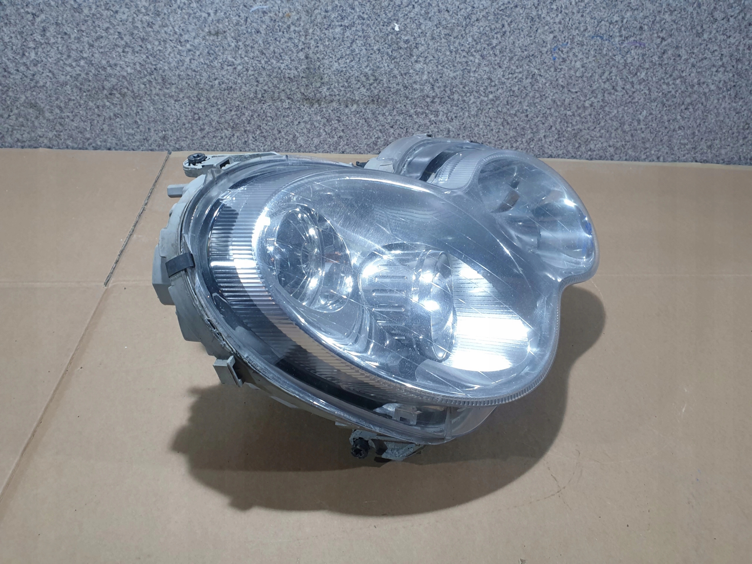 MERCEDES 203 XENON PRAVE PREDNE SVETLO