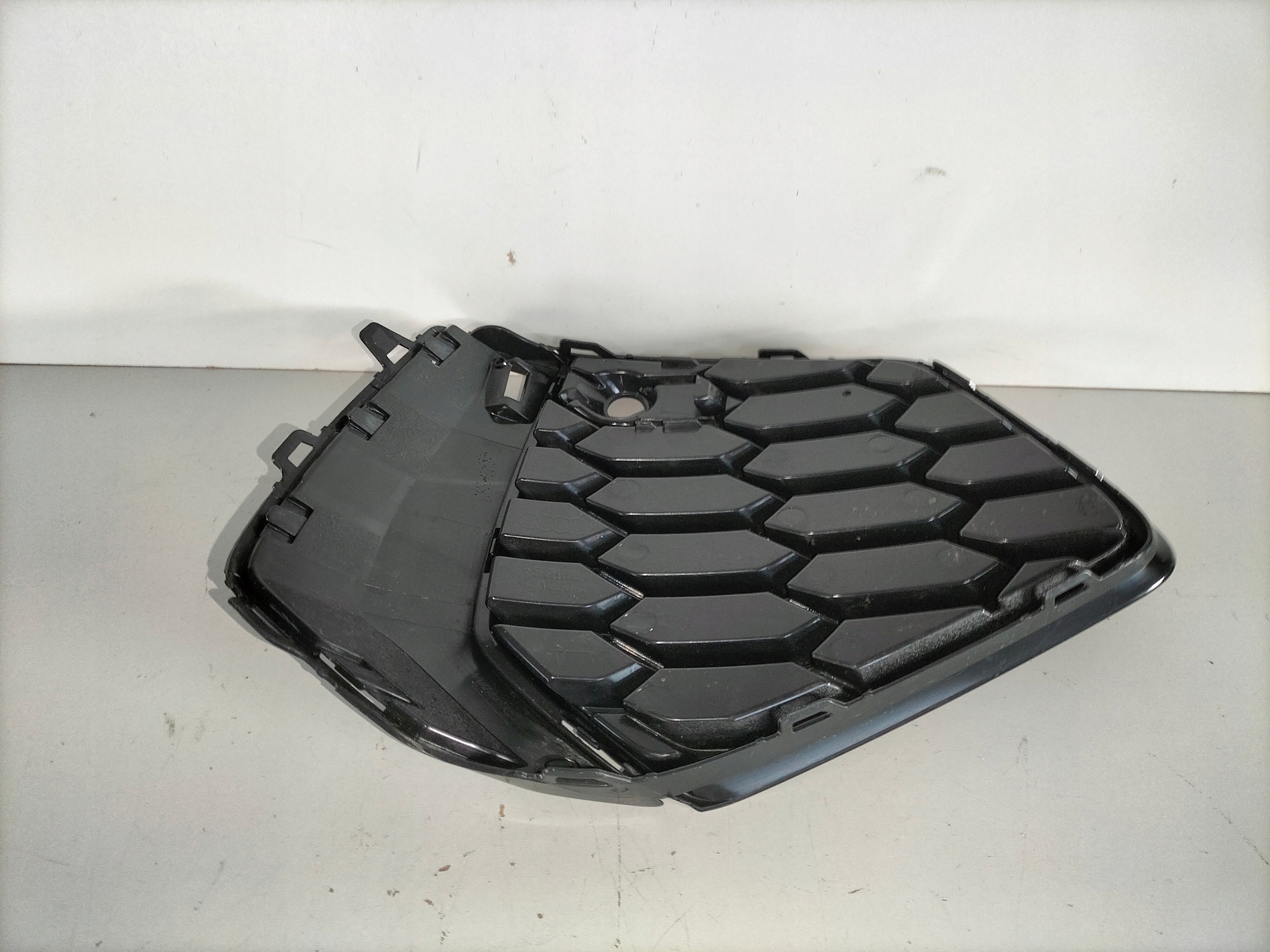 LAVA LISTA MRIEZKA AUDI A3 8Y0 20- S-LINE