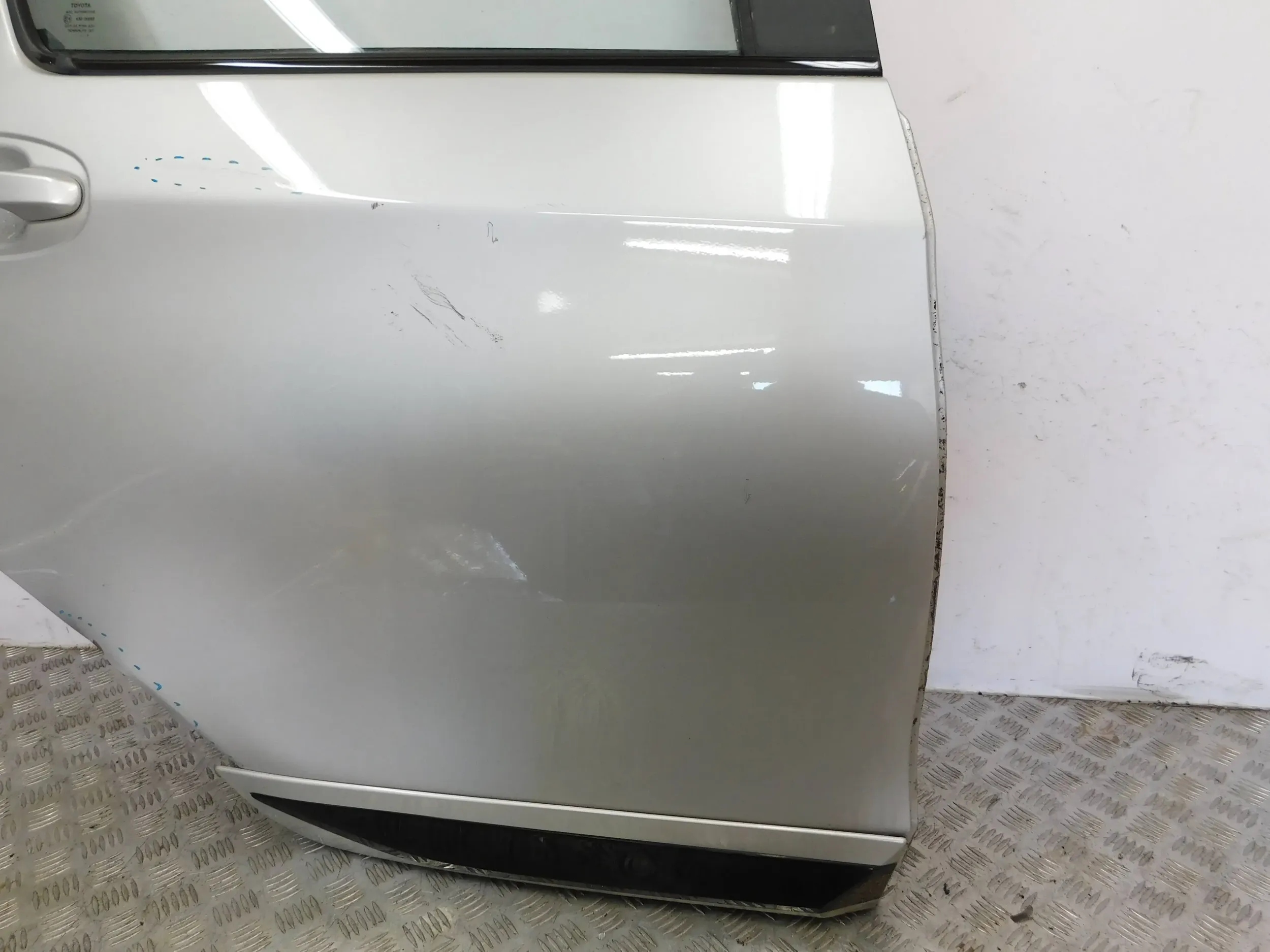 PRAVE ZADNE DVERE TOYOTA YARIS III LIFT 17-