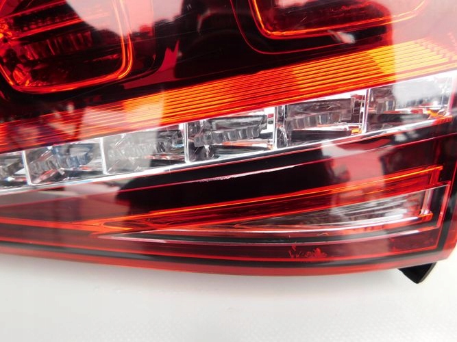 VW GOLF VII GTI PRAVE ZADNE SVETLO V KAPOTE