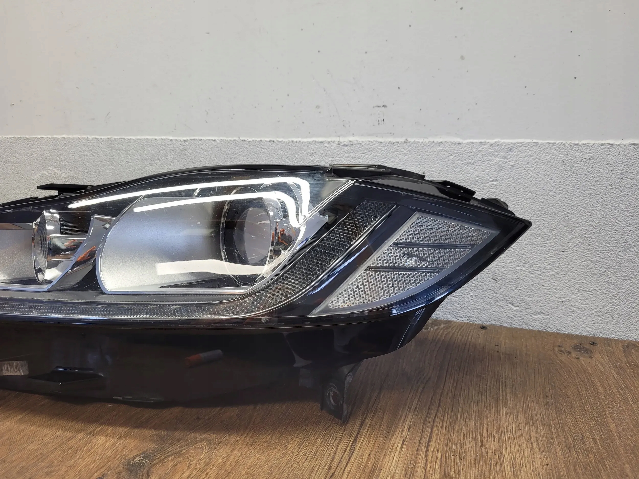 Jaguar XF X260 GX63-13W030-DD ĽAVÉ PREDNÉ SVETLO XENON GB VERZIA