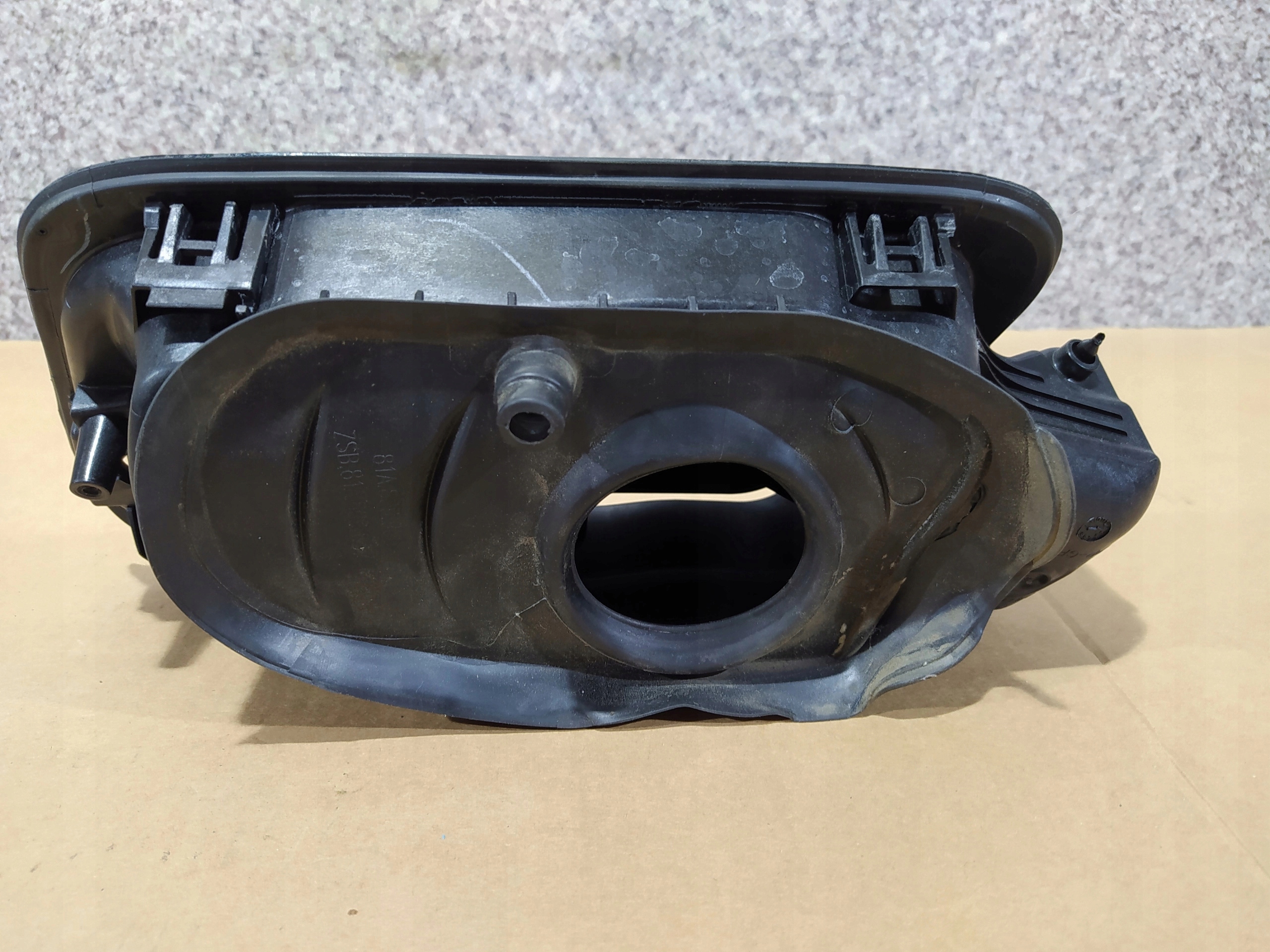 AUDI Q2 DVIERKA NADRZE 81A809906