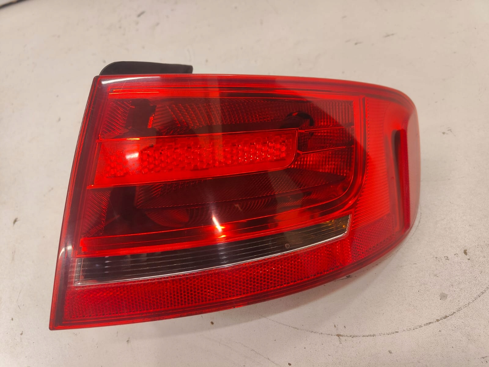 Audi a4 b8 08-11 PRAVE ZADNE SVETLO ZADNA SEDAN