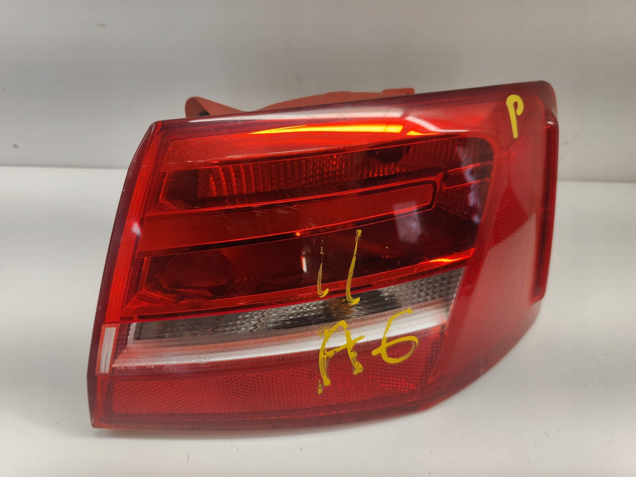 Audi a6 c7 PRAVÉ ZADNÉ SVETLO V BLATNÍKU SEDAN