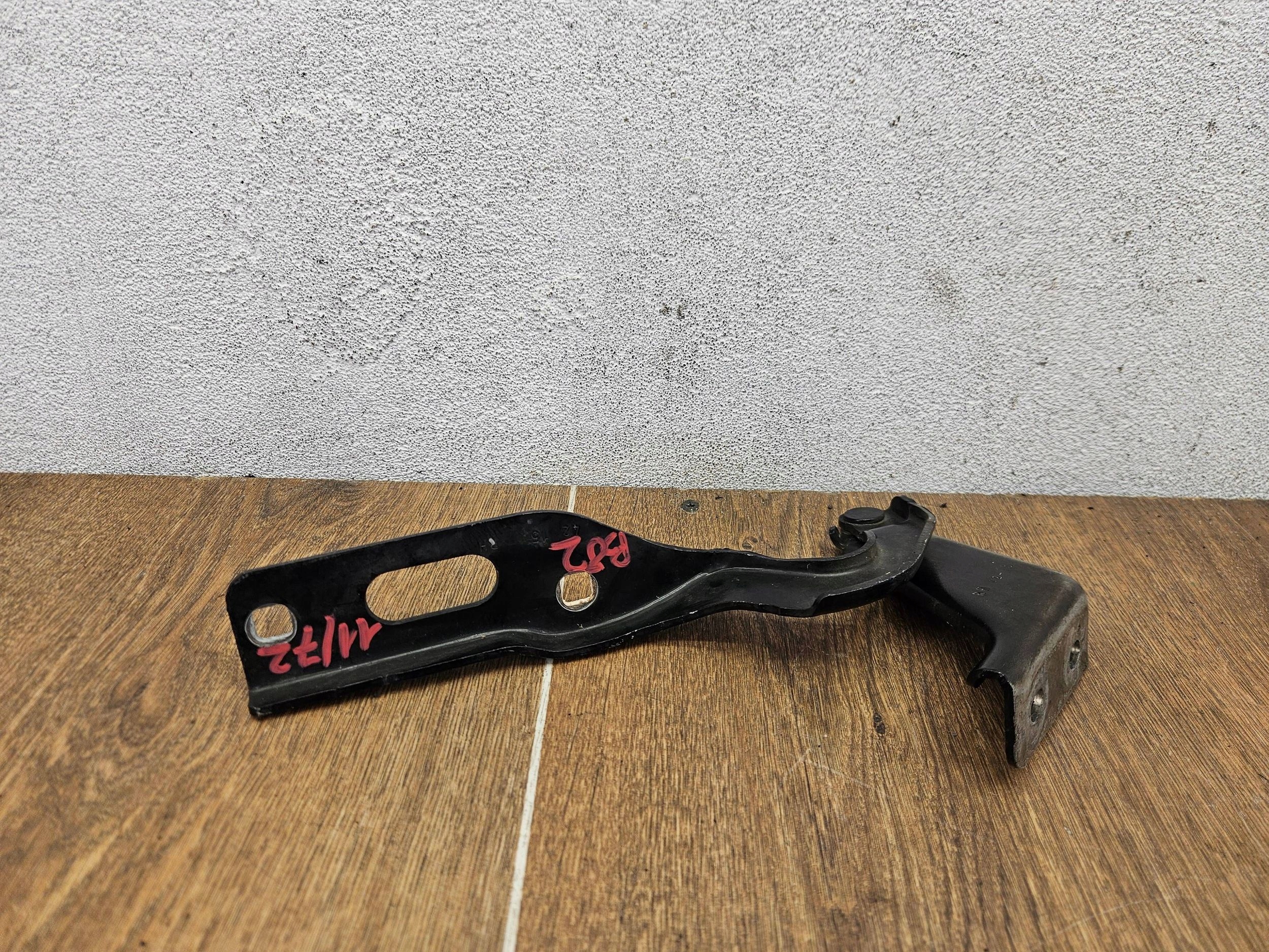 Seat Leon III 3 5F0823302B PRAVY PANT PREDNEJ KAPOTY
