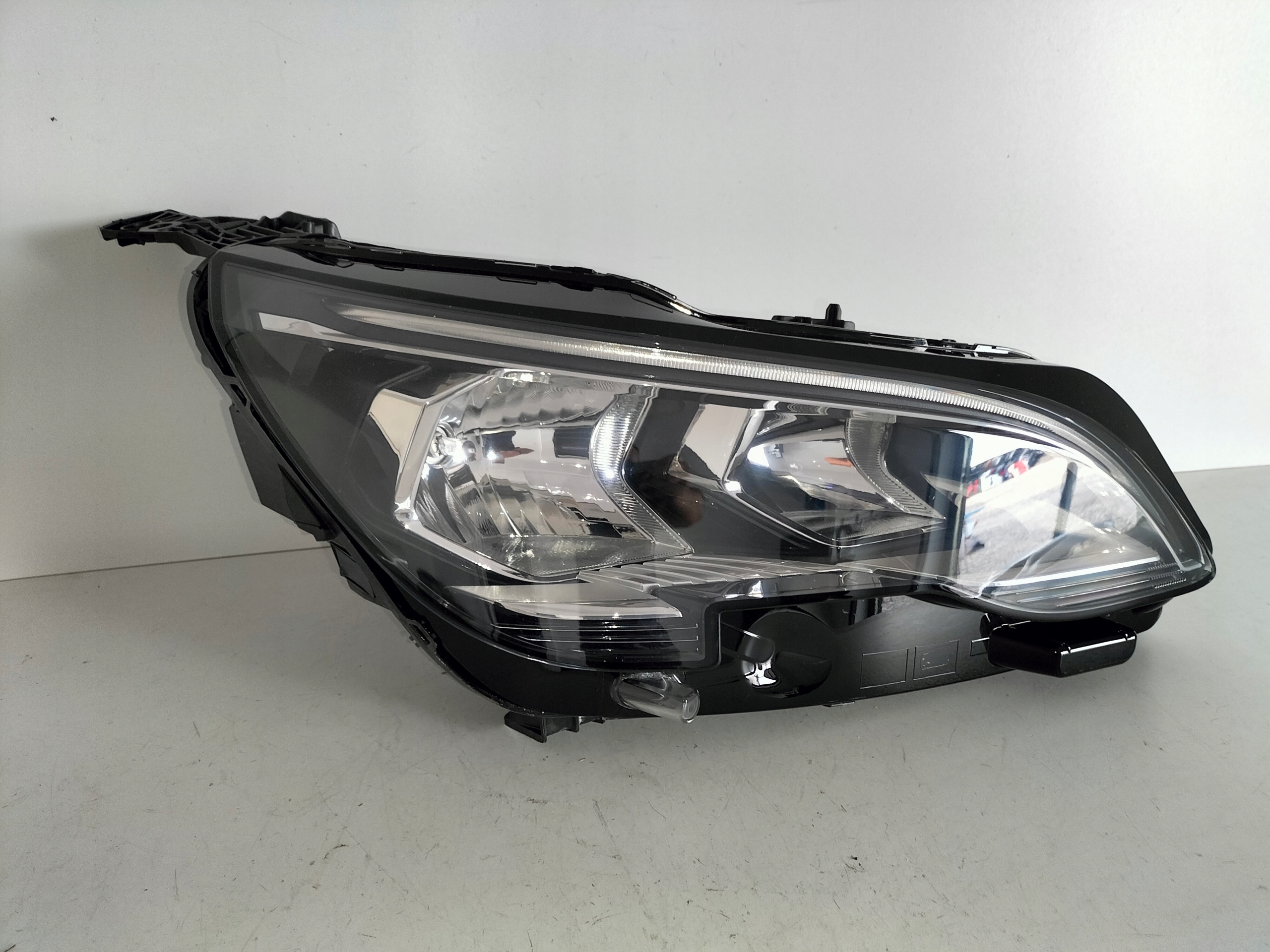 PRAVE PREDNE SVETLO PEUGEOT 3008 5008 II 16-