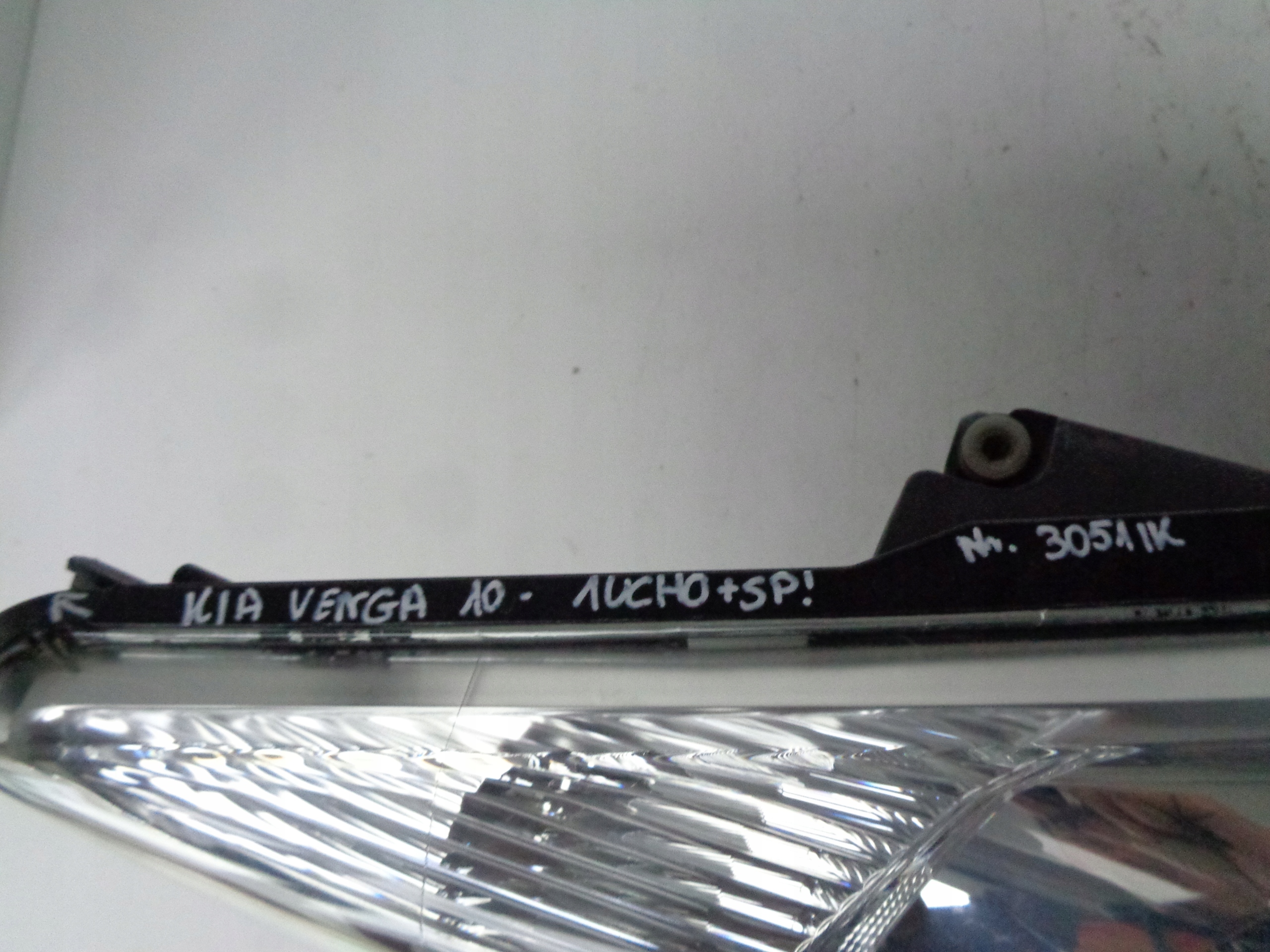 PRAVE PREDNE SVETLO KIA VENGA 10-