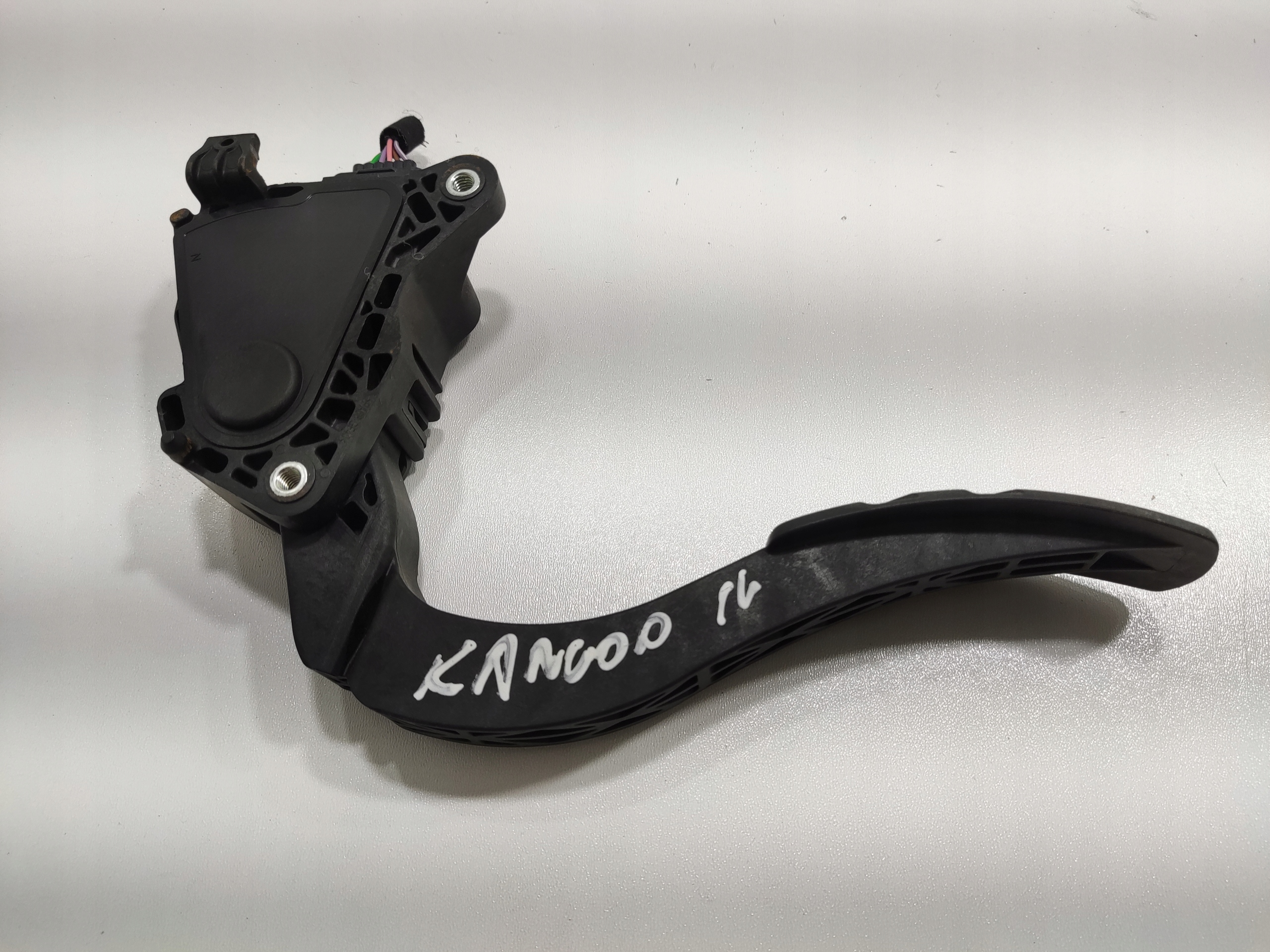 PLYNOVY PEDAL RENAULT KANGOO IV 2022-2025 180022038R