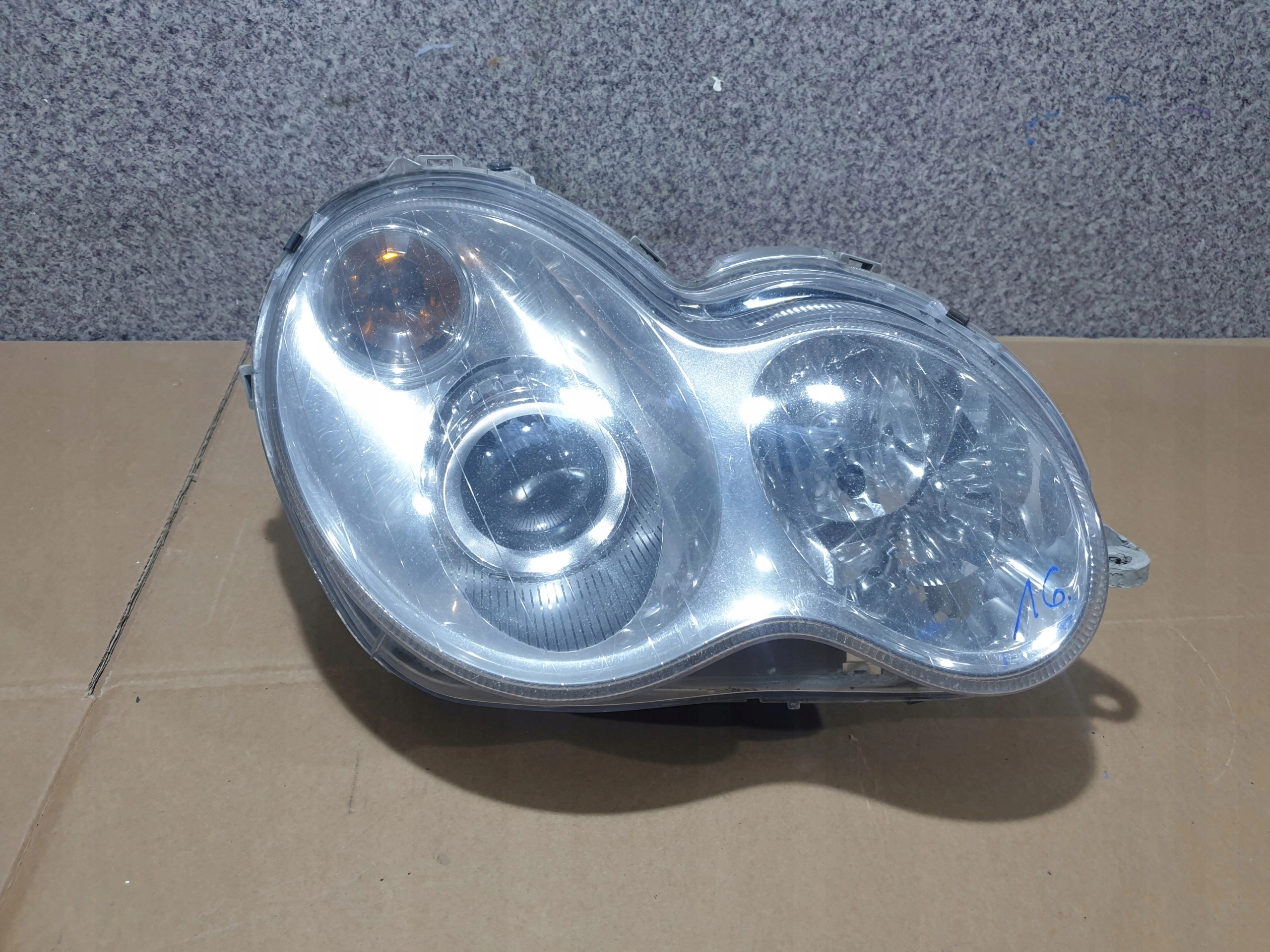 MERCEDES 203 XENON PRAVE PREDNE SVETLO
