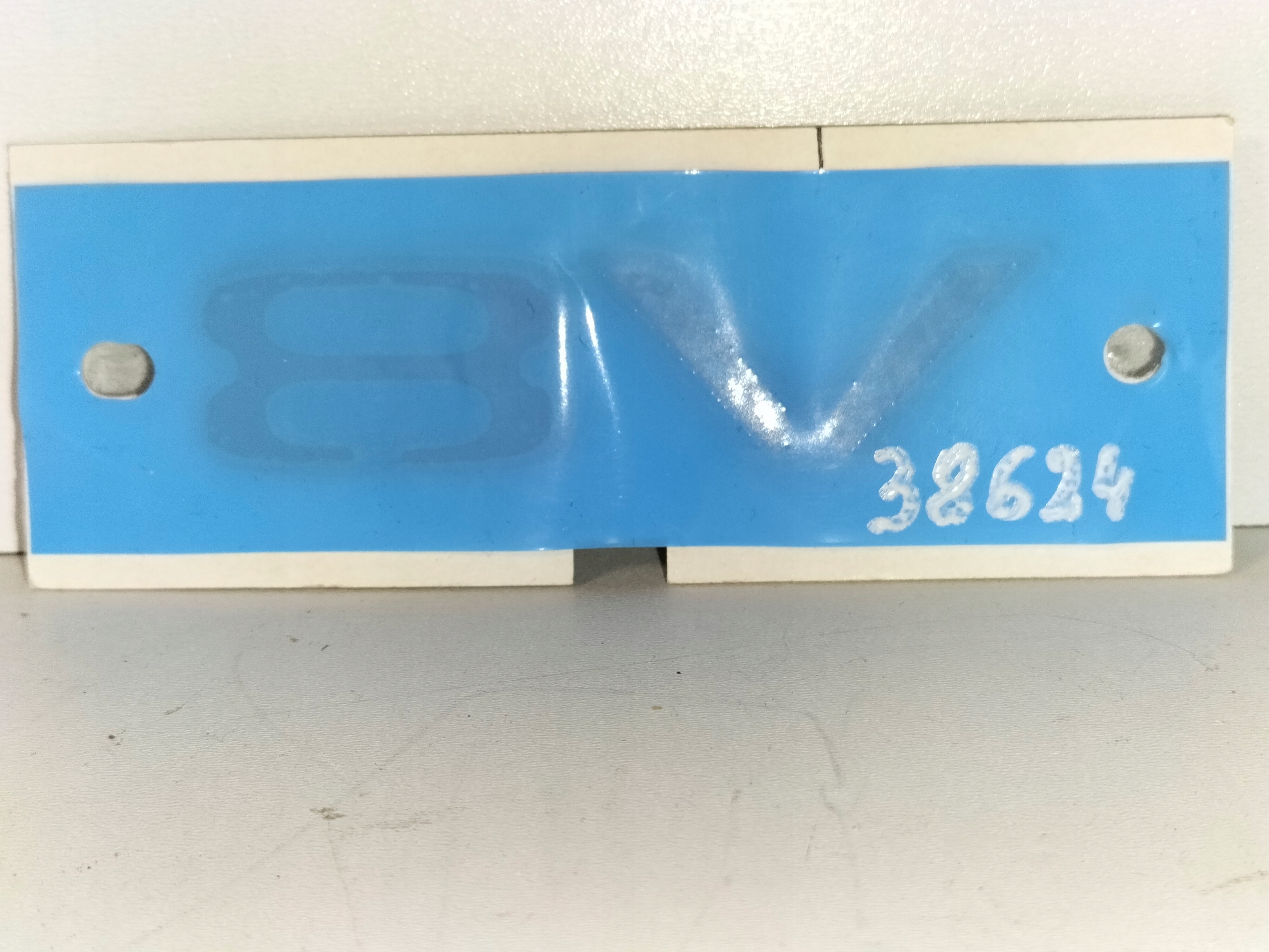 ZNAK EMBLEM LOGO V8 ZADNEJ KAPOTY LAND ROVER DEFENDER L663 19-