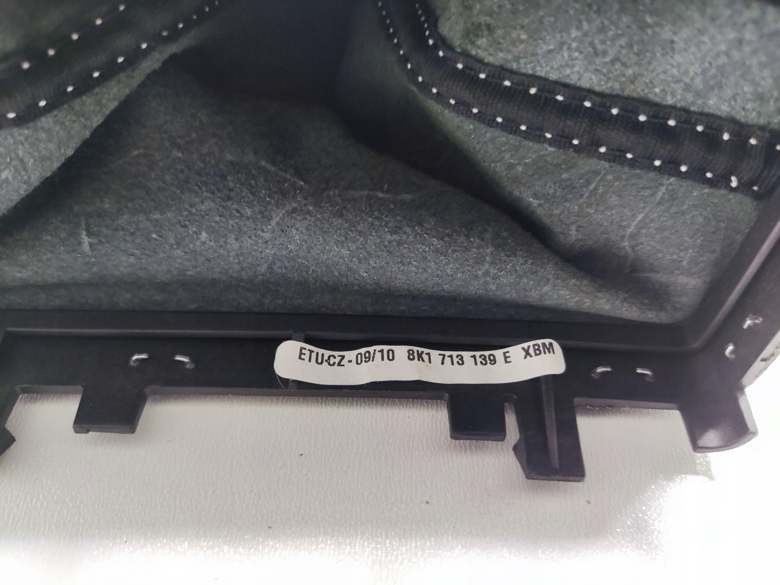 KULISA RADENIA RYCHLOSTI AUDI A5 I 8T 2007-2011 AUTOMAT 8K1713139E