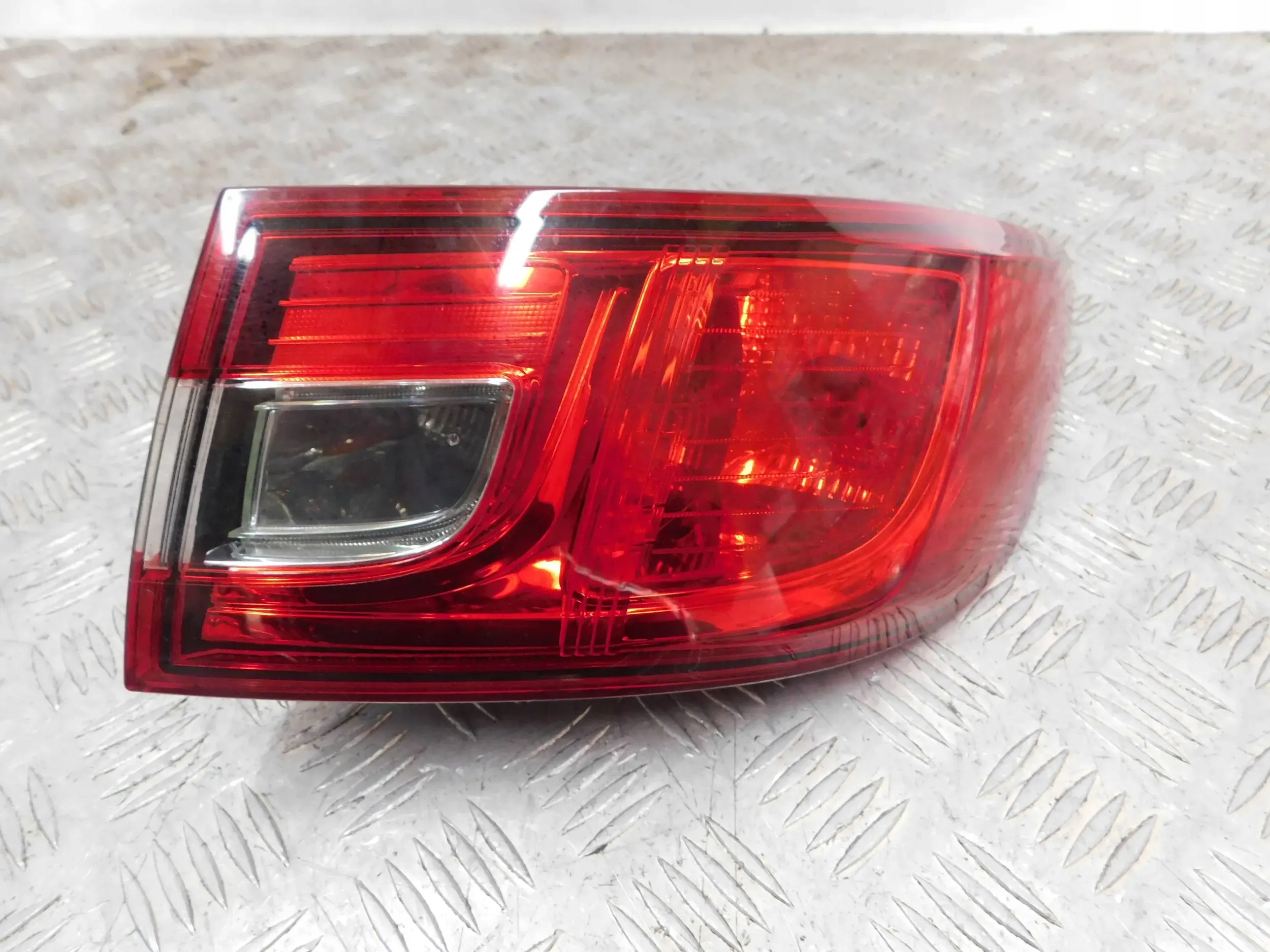 PRAVÉ ZADNÉ SVETLO RENAULT CLIO IV 4 HB