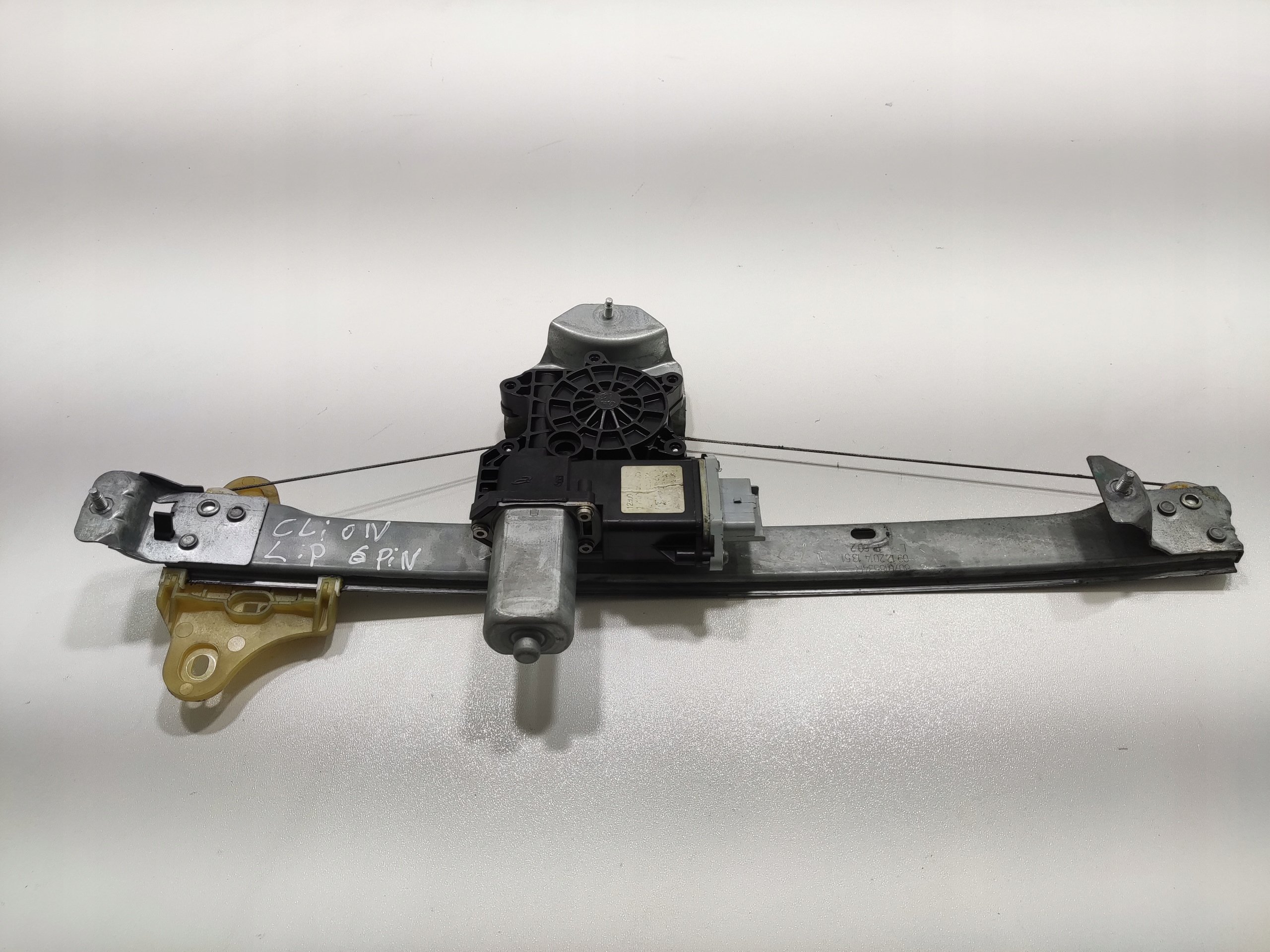 ĽAVÝ PREDNÝ MECHANIZMUS SŤAHOVANIA OKNA RENAULT CLIO IV 807018534R 13-