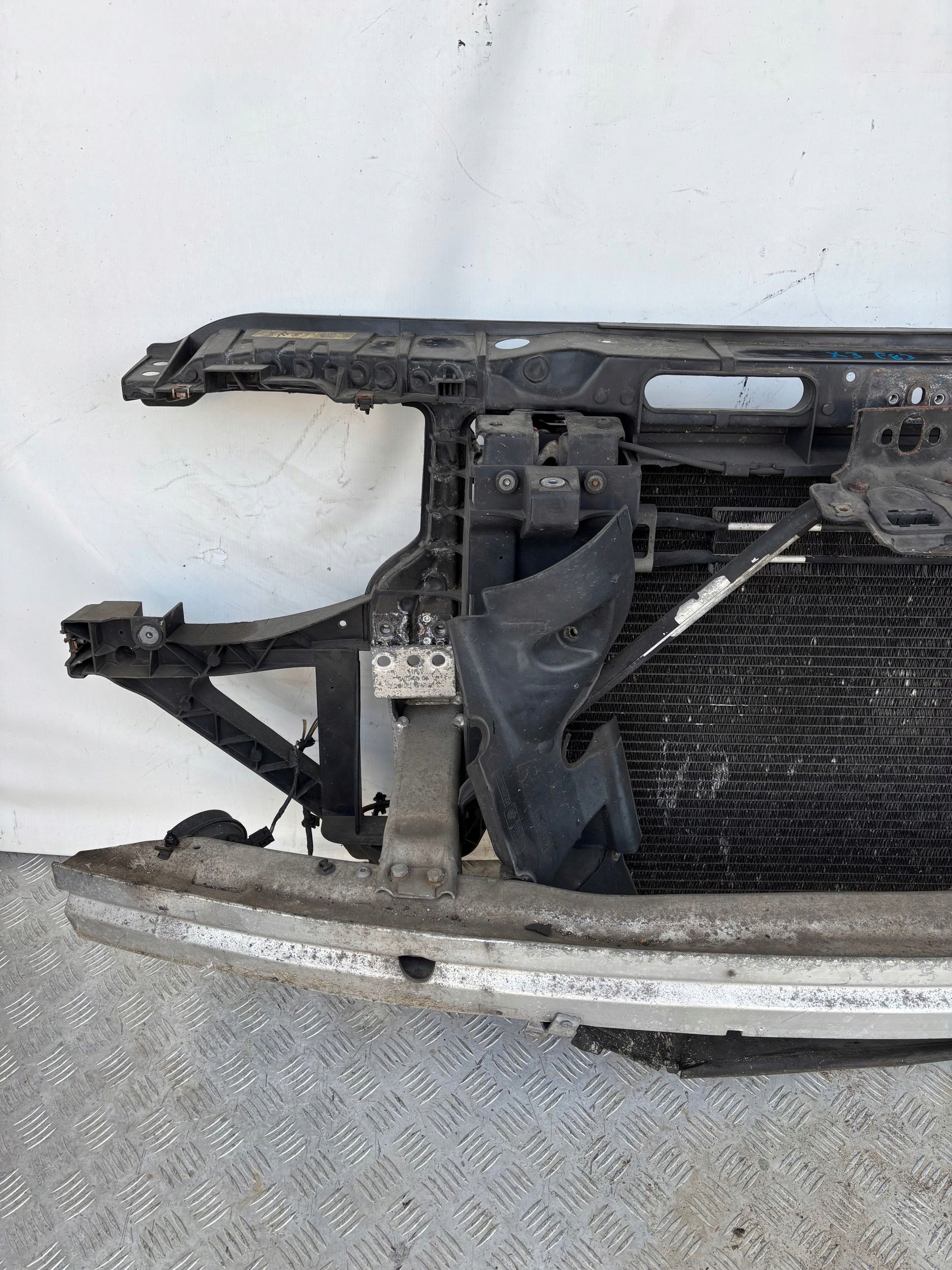 PREDNÉ PÁS  VÝSTUHA CHLADIČE BMW X3 E83 3.0i
