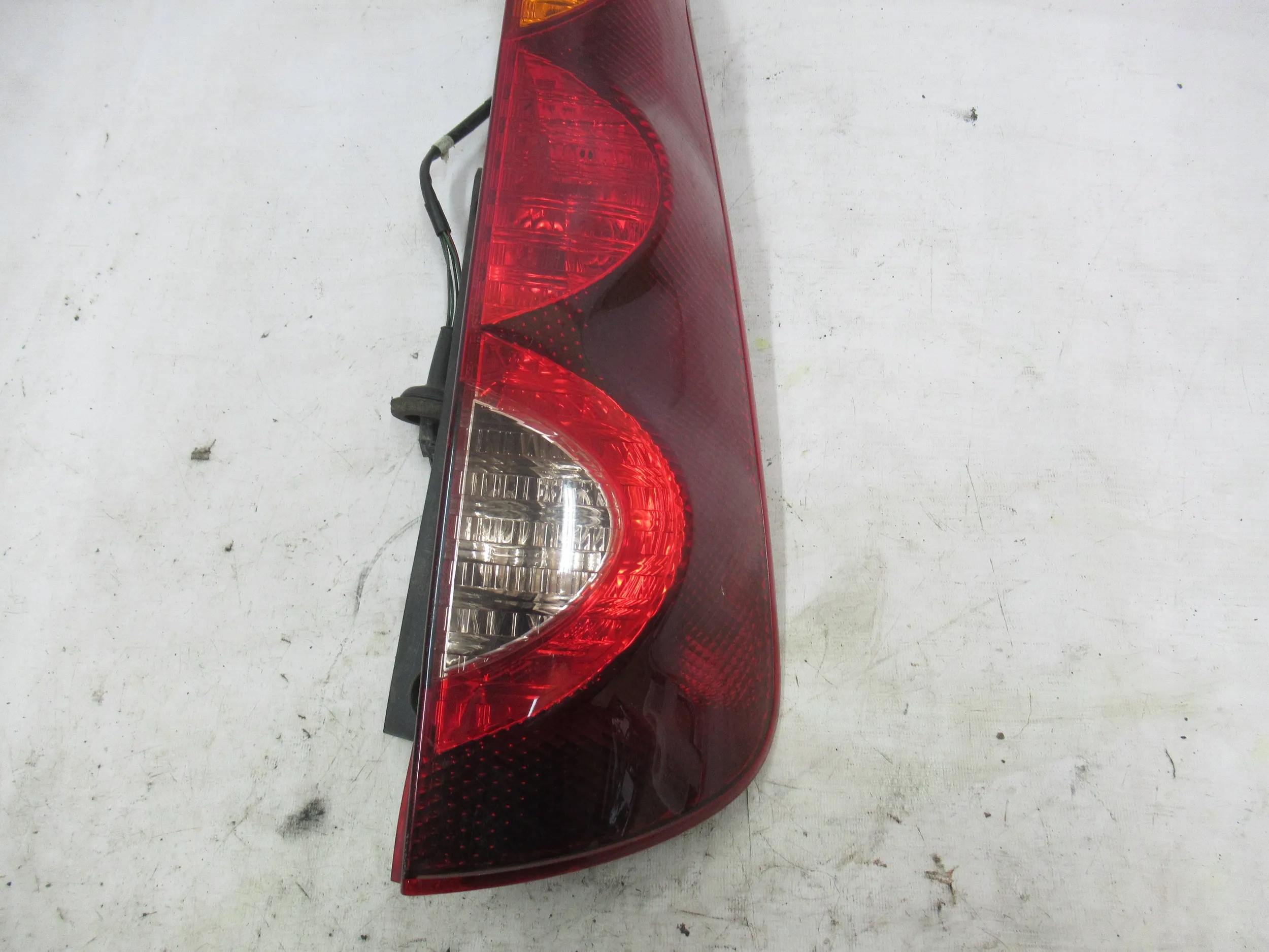 PRAVE ZADNE SVETLO NISSAN NOTE LIFT 09-
