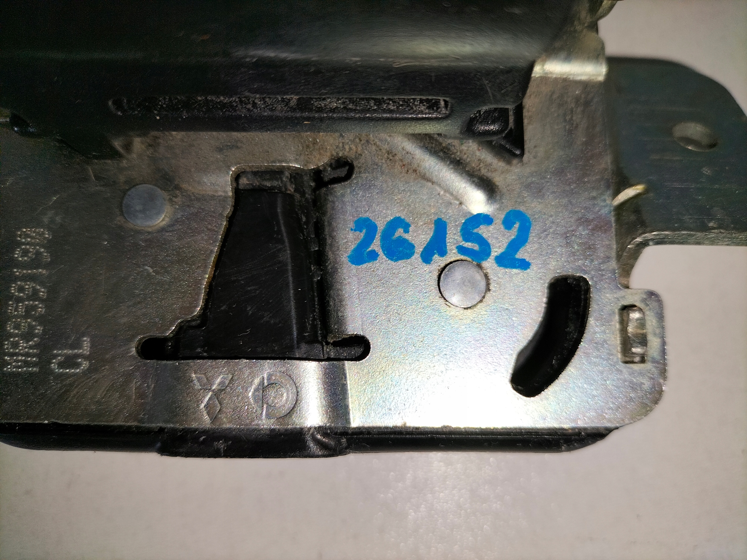 ZAMOK ZADNEJ KAPOTY MITSUBISHI COLT VI Z30 04-