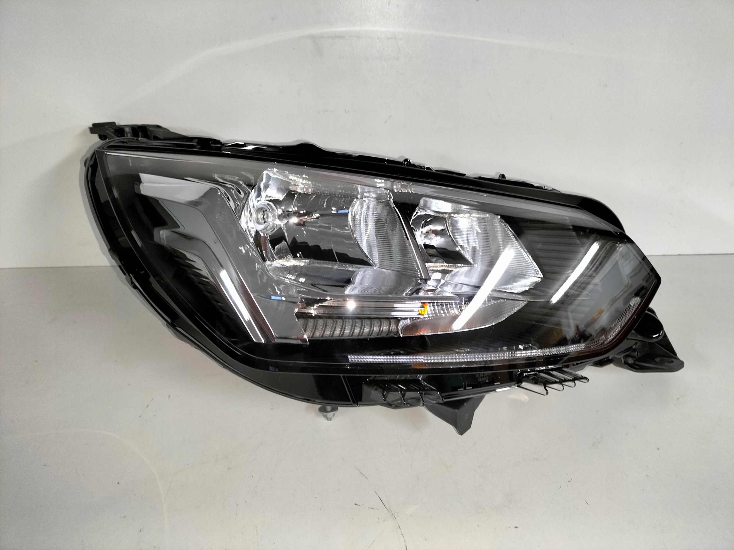 PRAVE PREDNE SVETLO PEUGEOT 208 II 19-