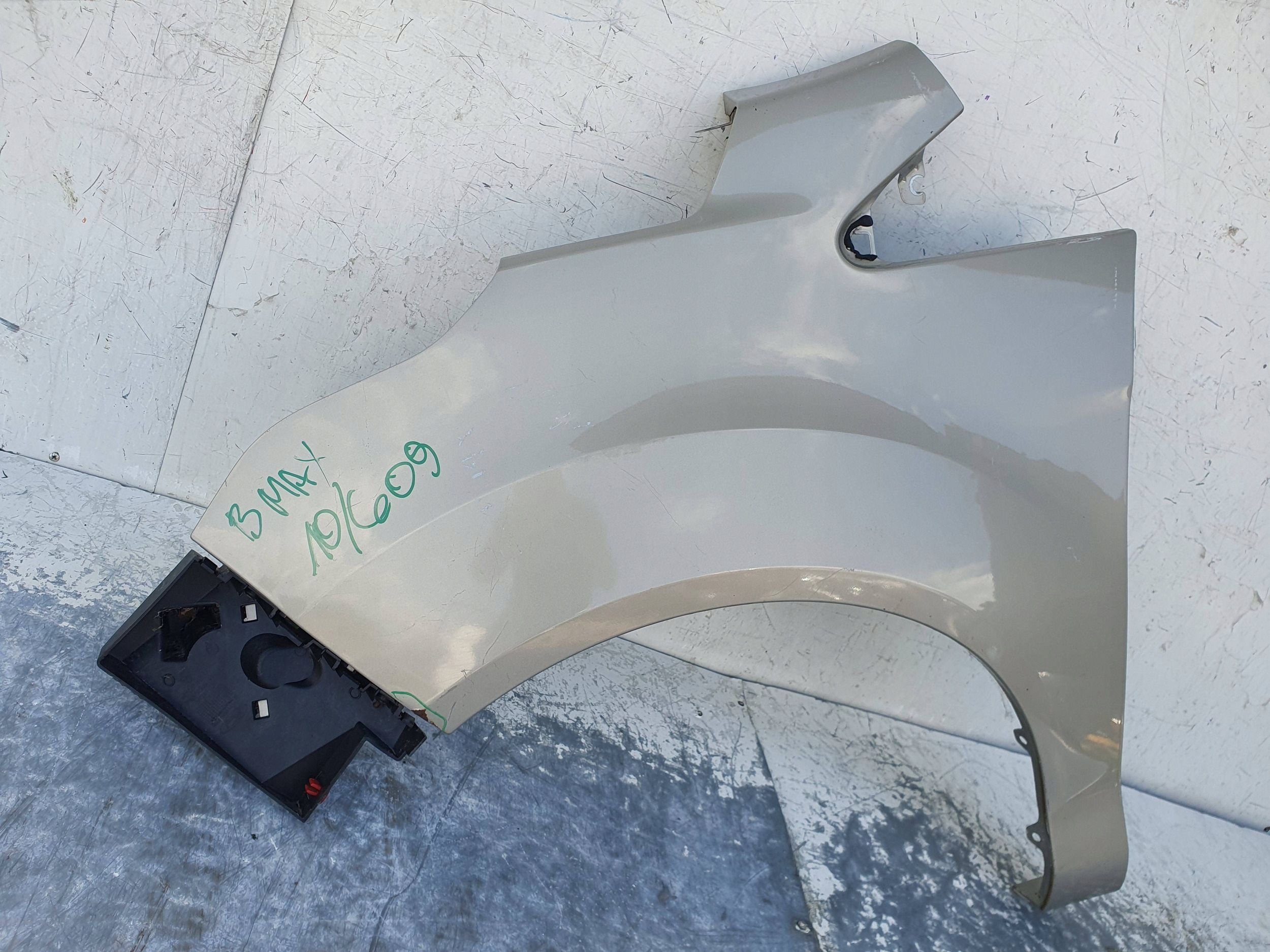 Ford B-MAX B MAX ĽAVÝ PREDNÝ BLATNÍK