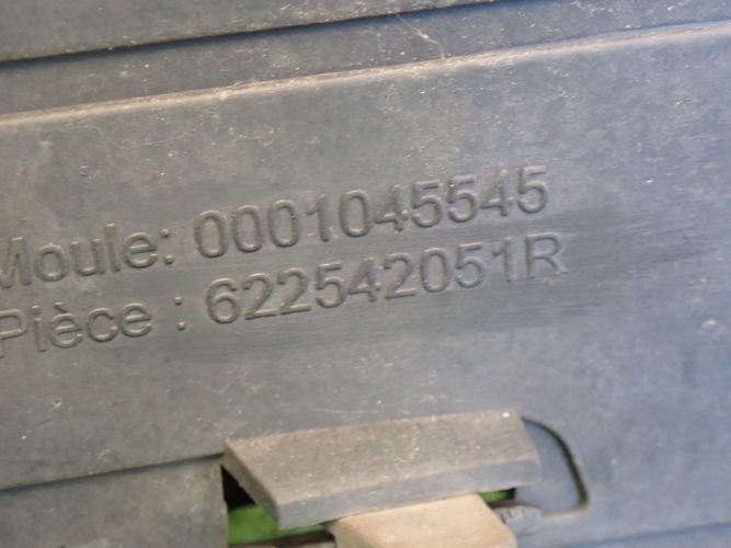 RENAULT MEGANE III 08-12 PREDNÝ NÁRAZNÍK