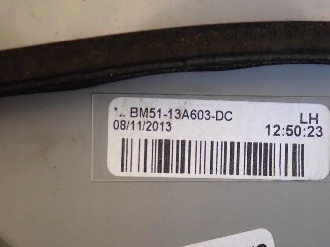 FORD FOCUS MK3 III KOMBI LAVE ZADNE SVETLO V KAPOTE