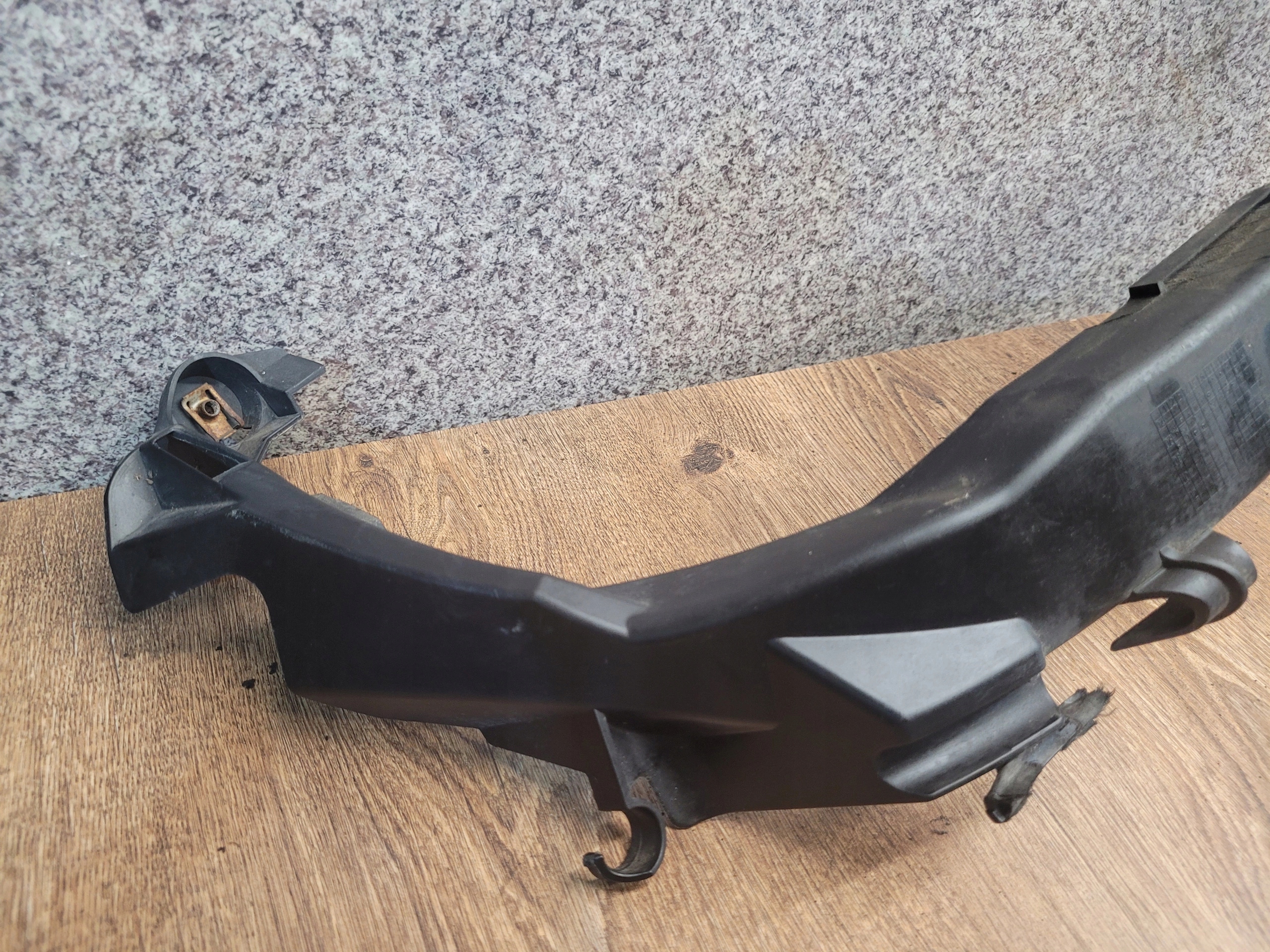 BMW E90 E91 DRŽIAK PRAVÉHO SVETLA OSTREKOVAC 7116708
