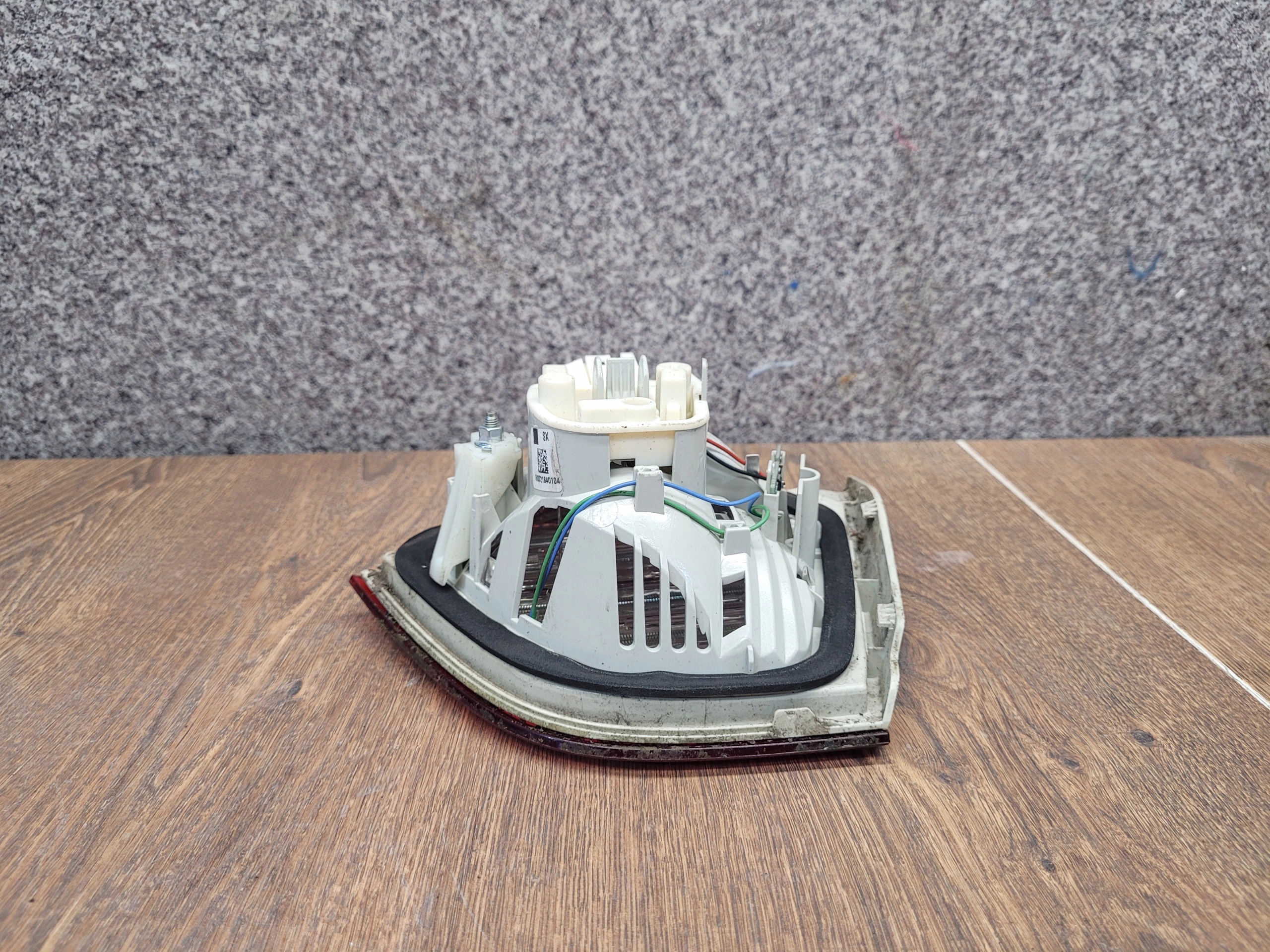 BMW 3 E90 LIFT ĽAVÉ ZADNÉ SVETLO V KAPOTE 7289427