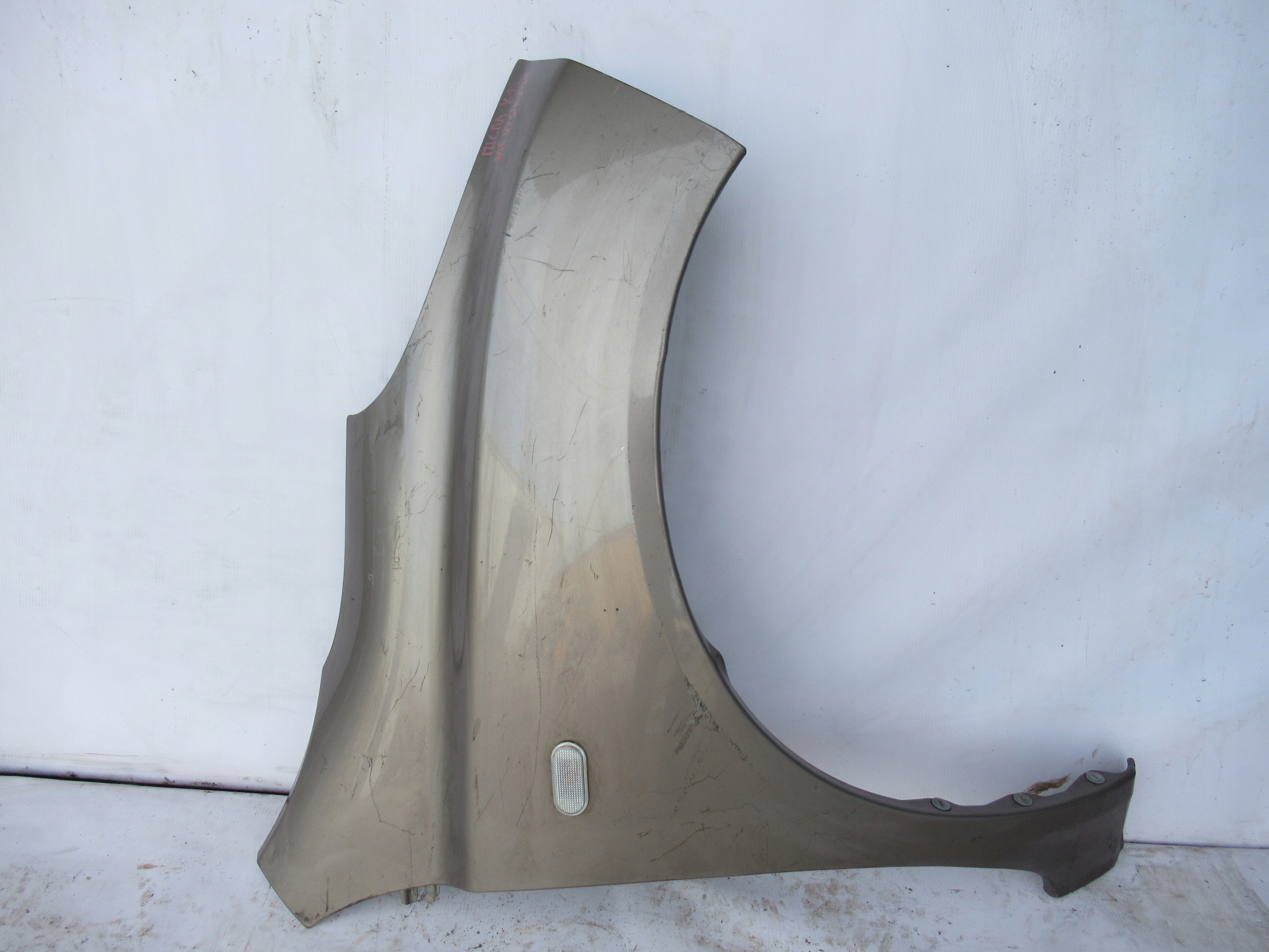 PRAVÝ PREDNÝ BLATNÍK NISSAN MICRA K12