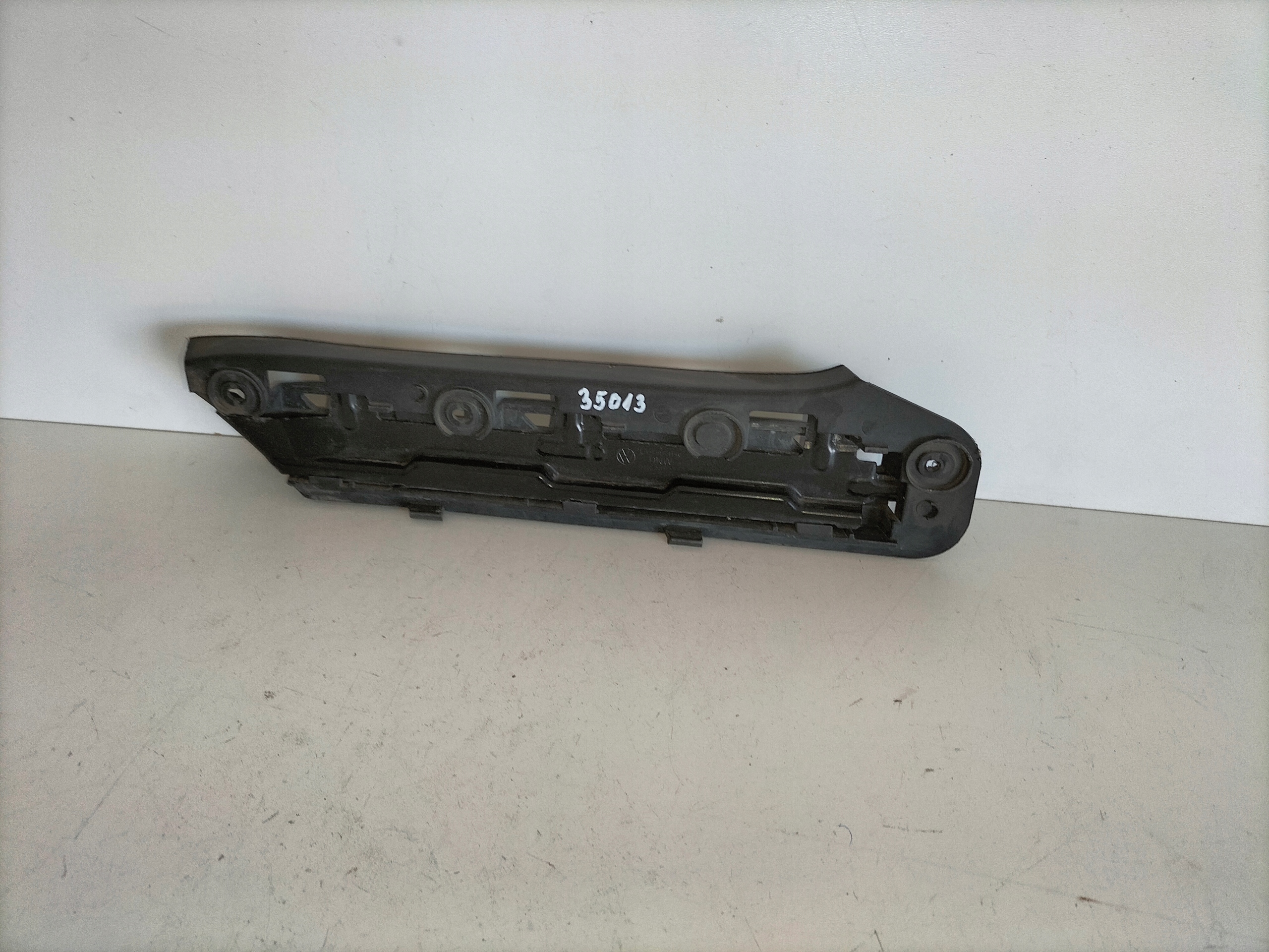 DRZIAK PREDNEHO NARAZNIKA LAVY VW CADDY III 04-10