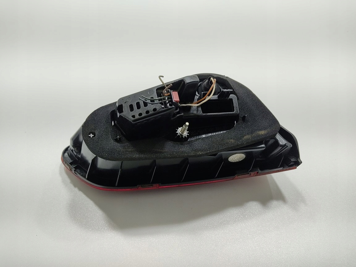 PRAVE ZADNE SVETLO V KAPOTE GOLF VII GTI 5G0945308F 2012-2016