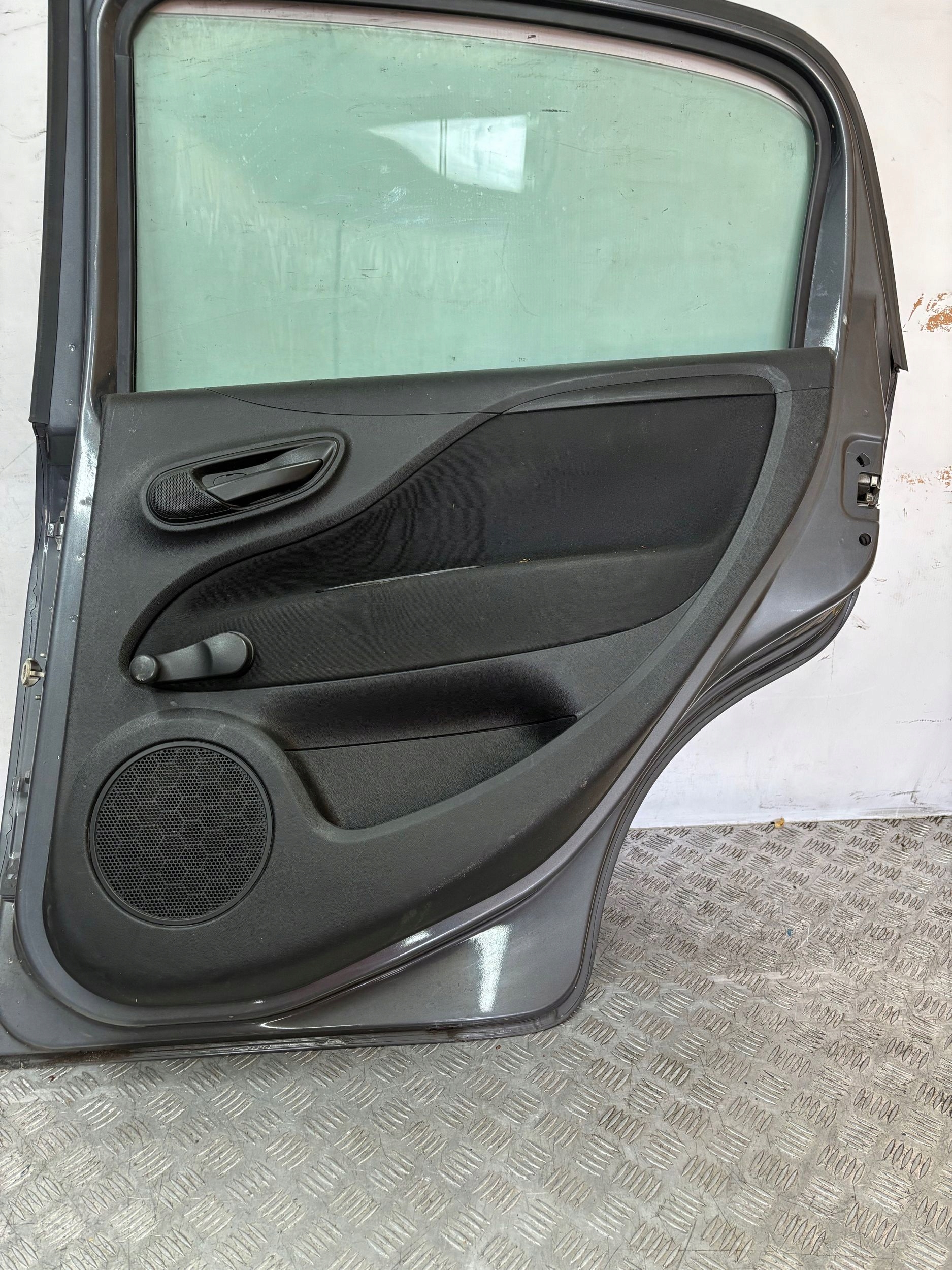 PRAVE ZADNE DVERE FIAT GRANDE PUNTO EVO