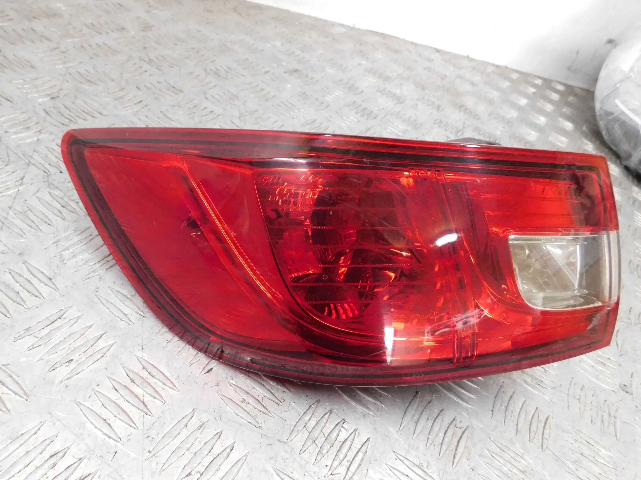 LAVE ZADNE SVETLO RENAULT CLIO IV 4 HB