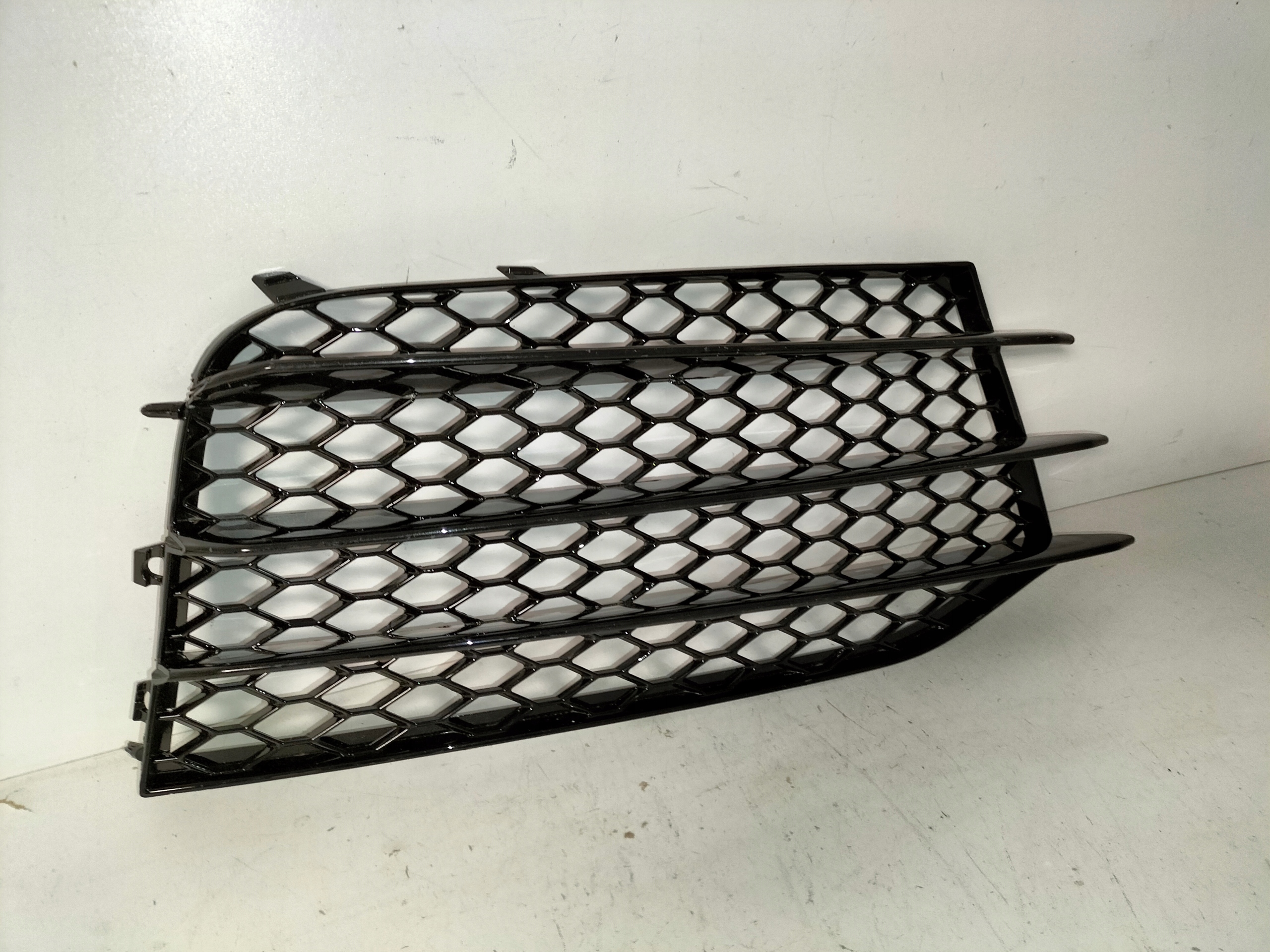KRYTKA MRIEZKA PREDNEHO NARAZNIKA PRAVA AUDI TT RS 8J 06-14