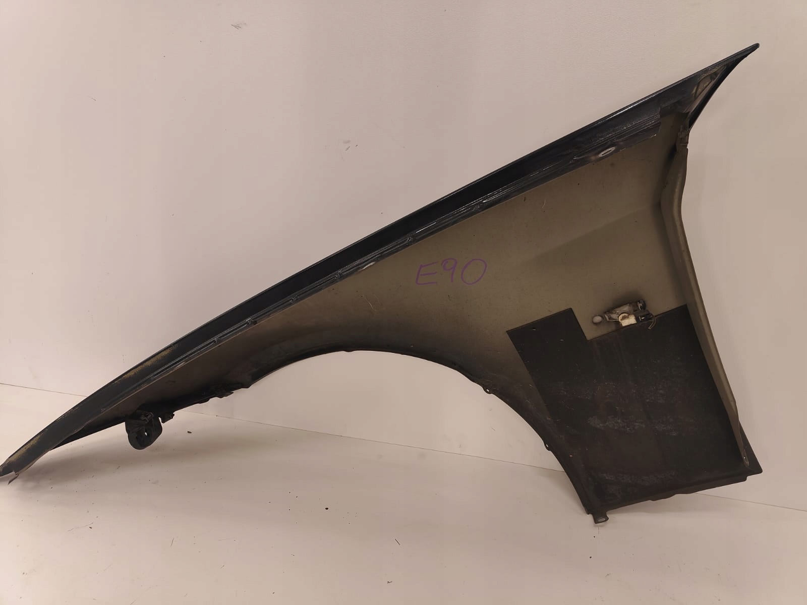 BMW e90 3 seria 05-12 PRAVY PREDNY BLATNIK