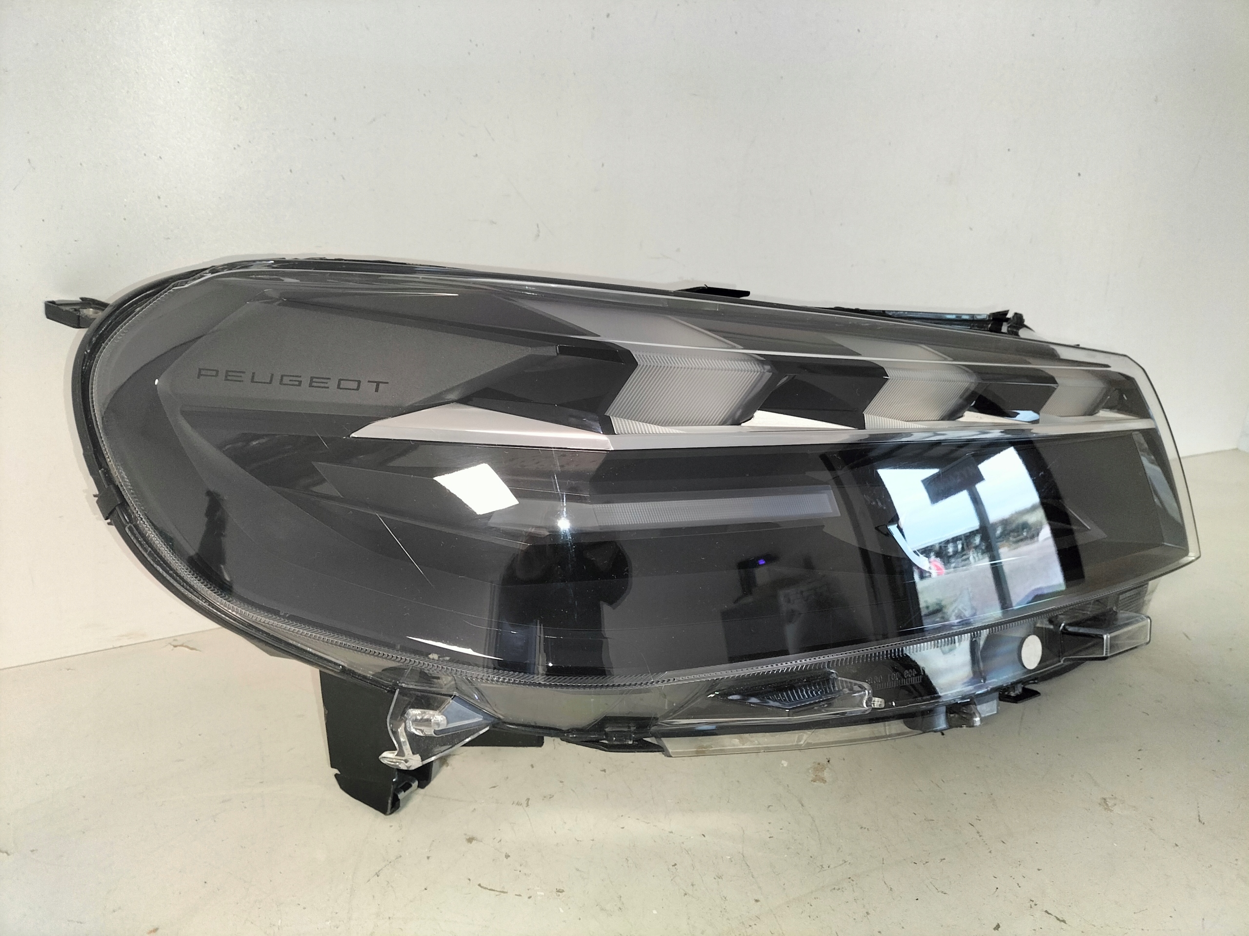 PRAVE PREDNE SVETLO PEUGEOT EXPERT IV 24- FULL LED