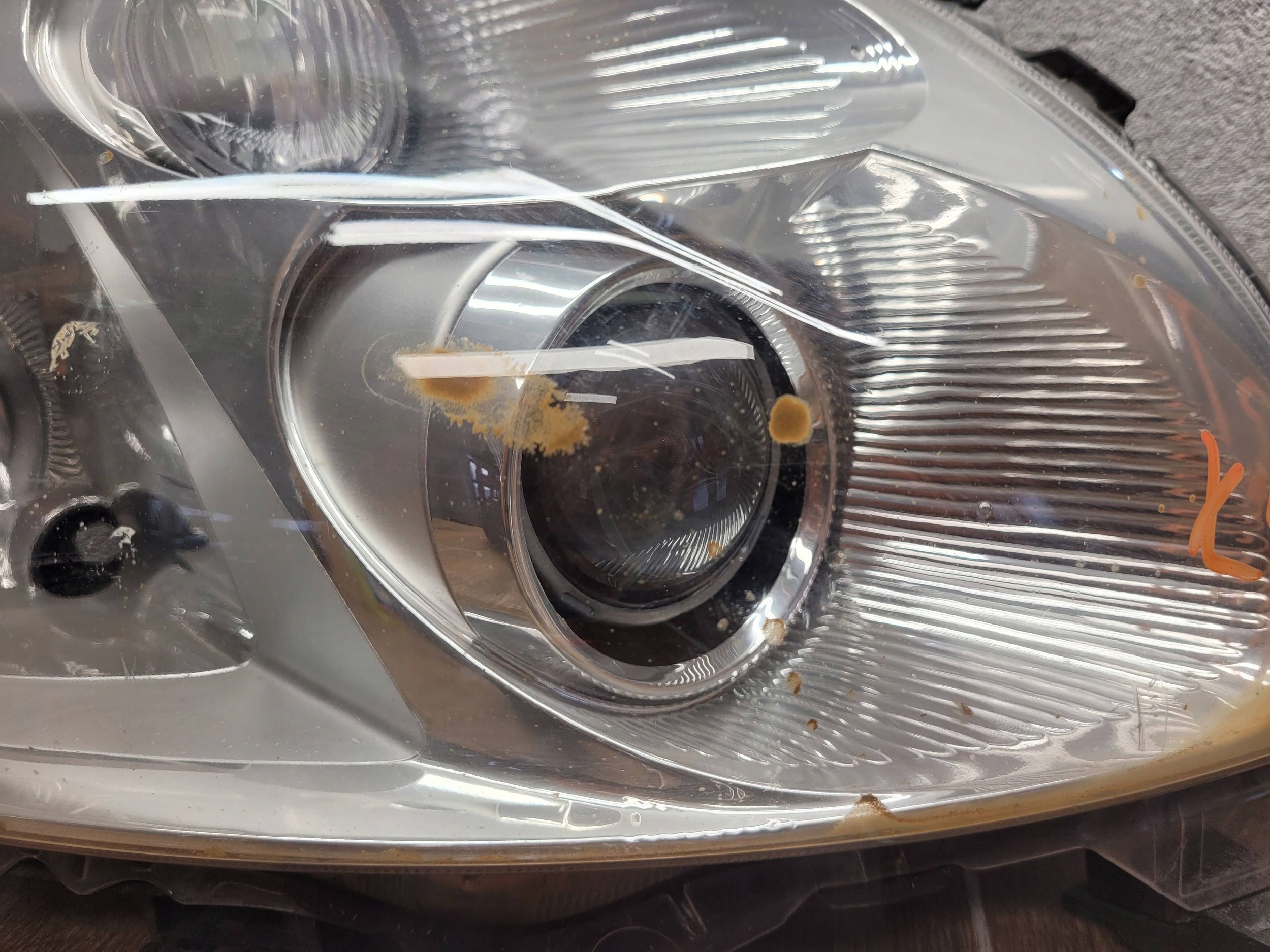 Toyota Auris I 8113002470 SVETLO PRAVÝ PREDNÝ