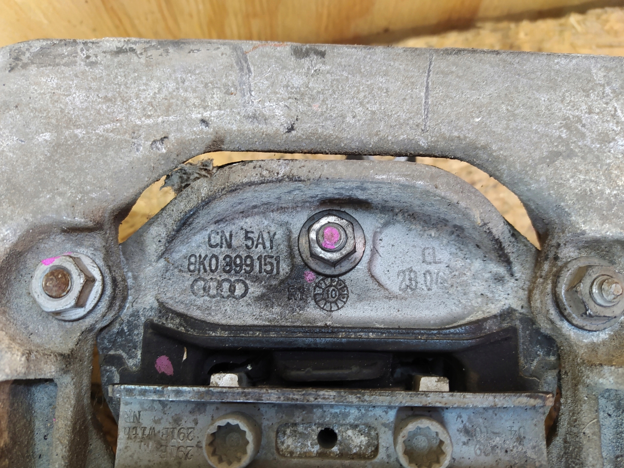 AUDI A4 B8 2.0 TDI DRZIAK PREVODOVKY 8K0399263AF