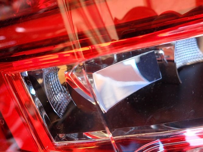 SKODA SUPERB III SEDAN LED LIFT 19- LAVE ZADNE SVETLO PRASKNUTE