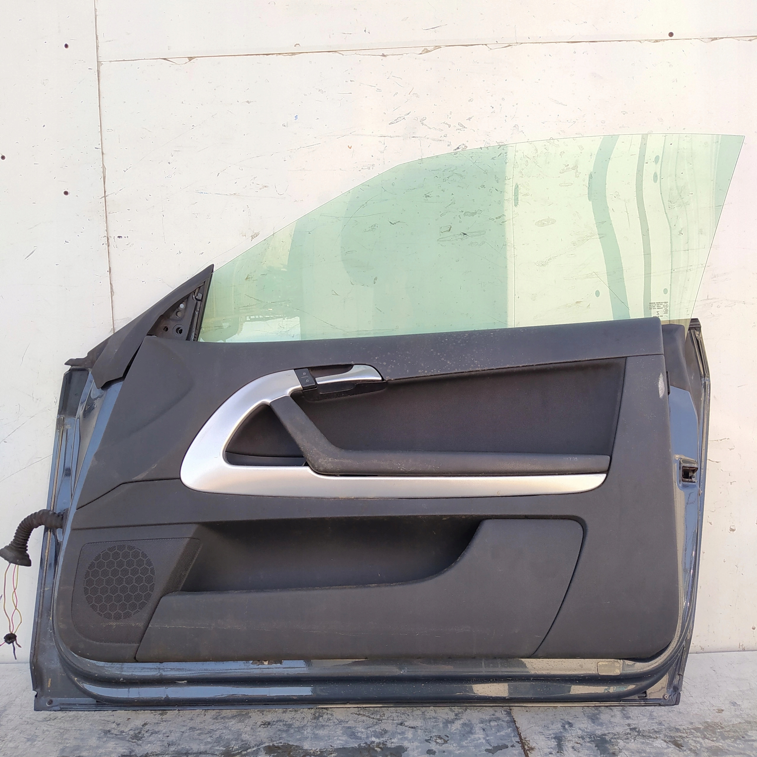 AUDI A3 8P CABRIO PRAVE PREDNE DVERE